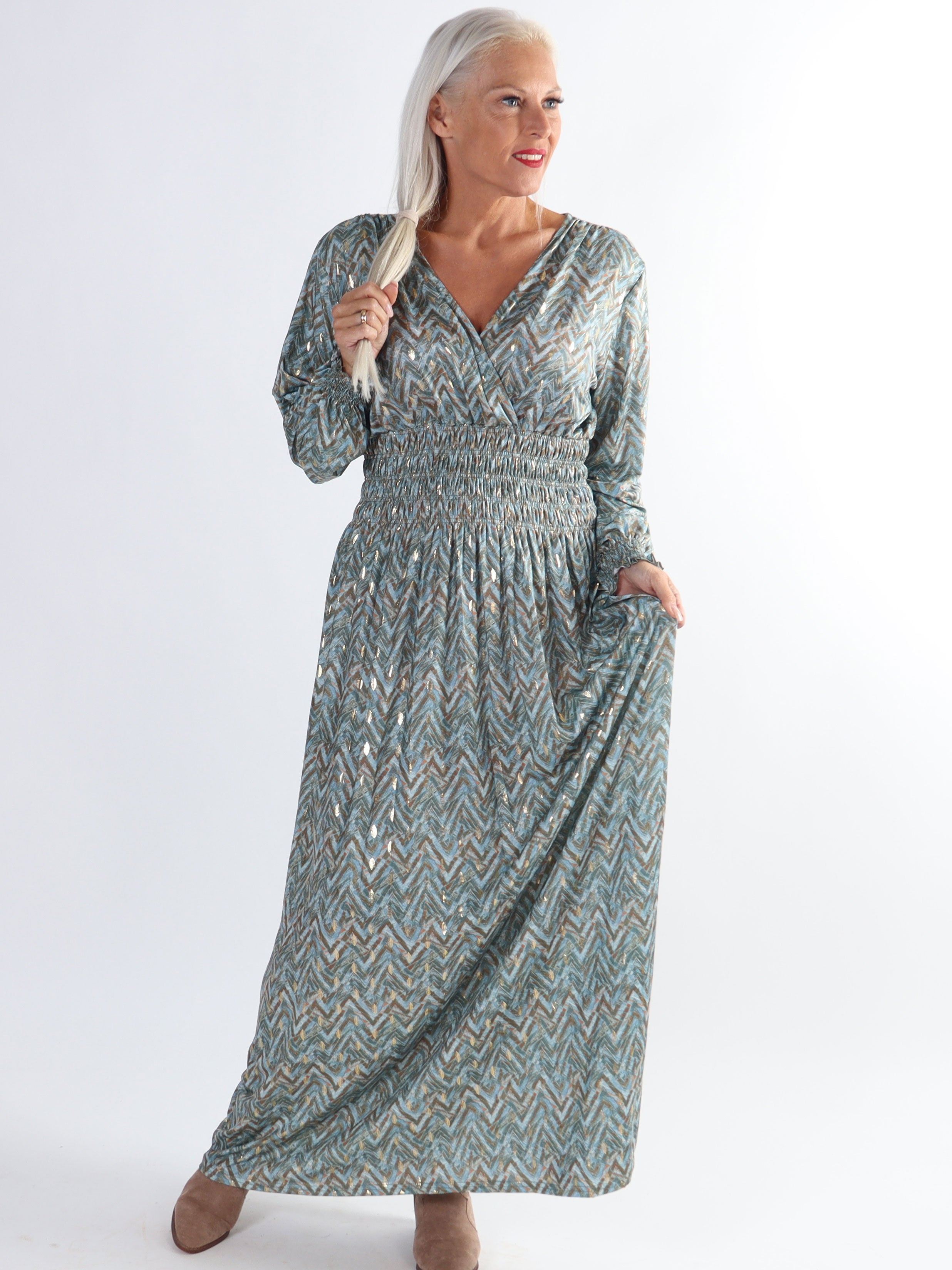 Pams ZigZag L/S - Plus size elastisk kjole i krølfrit stof med lange ærmer