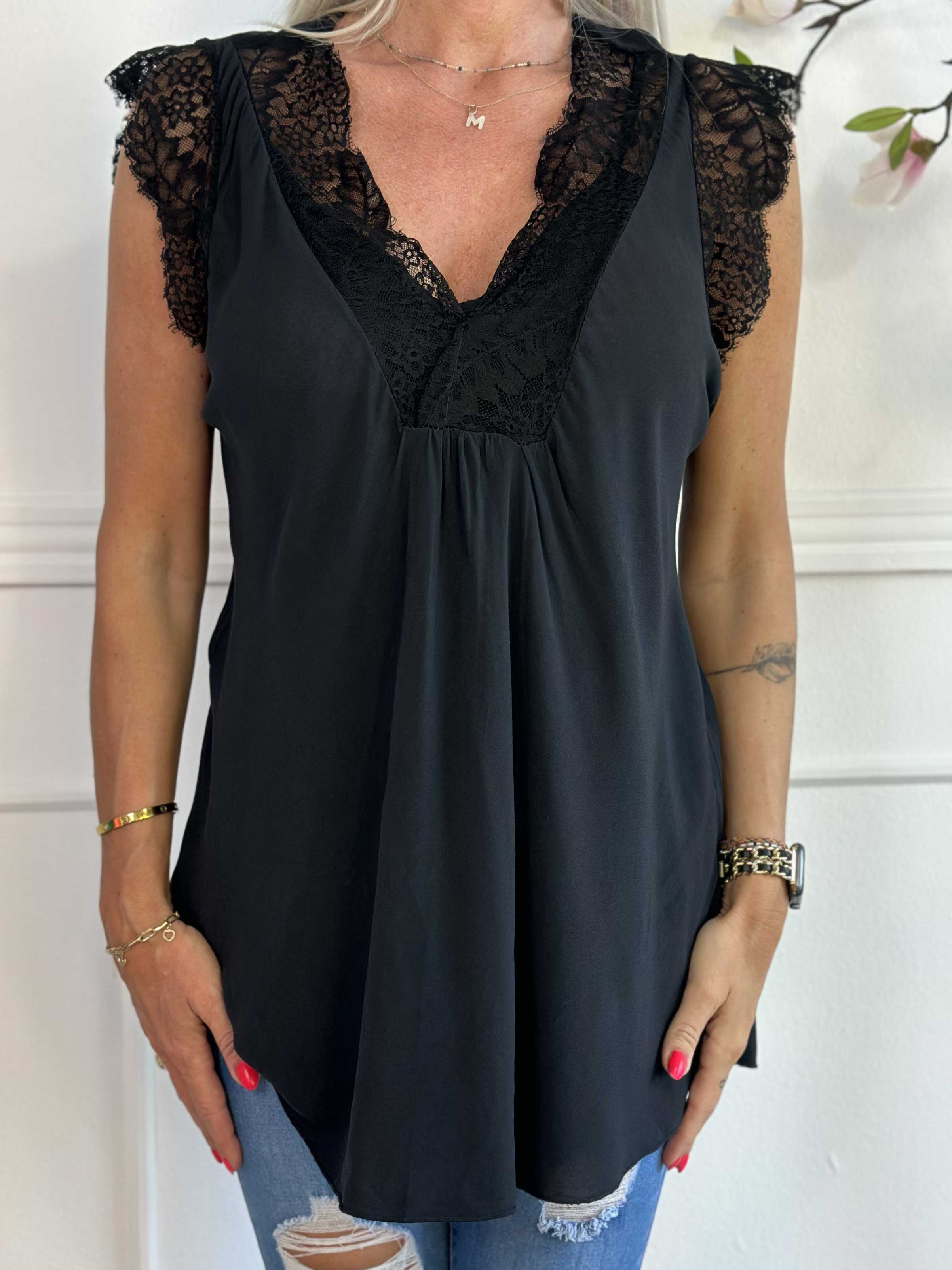 Sigga - Top i viskose med blonde i udskæringen og ærmerne