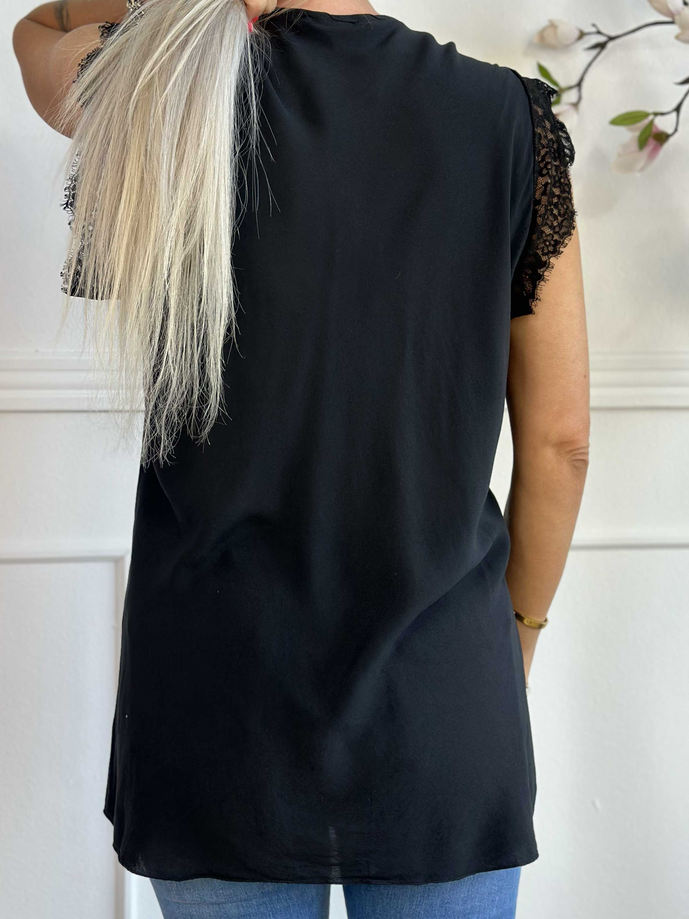 Sigga - Top i viskose med blonde i udskæringen og ærmerne