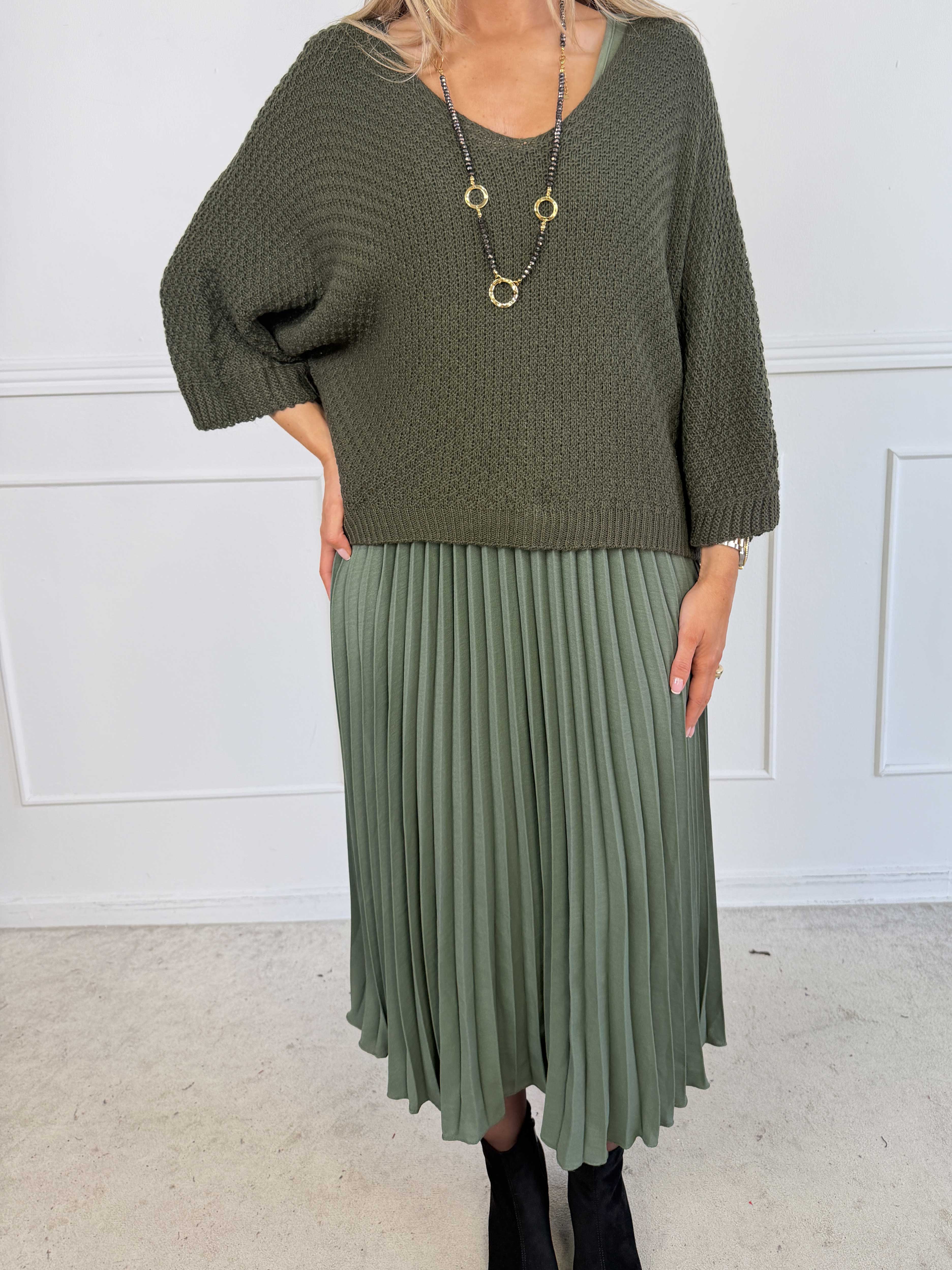 Nanna - Elegant todelt kjole i viskose med plisseret underdel og matchende strikbluse