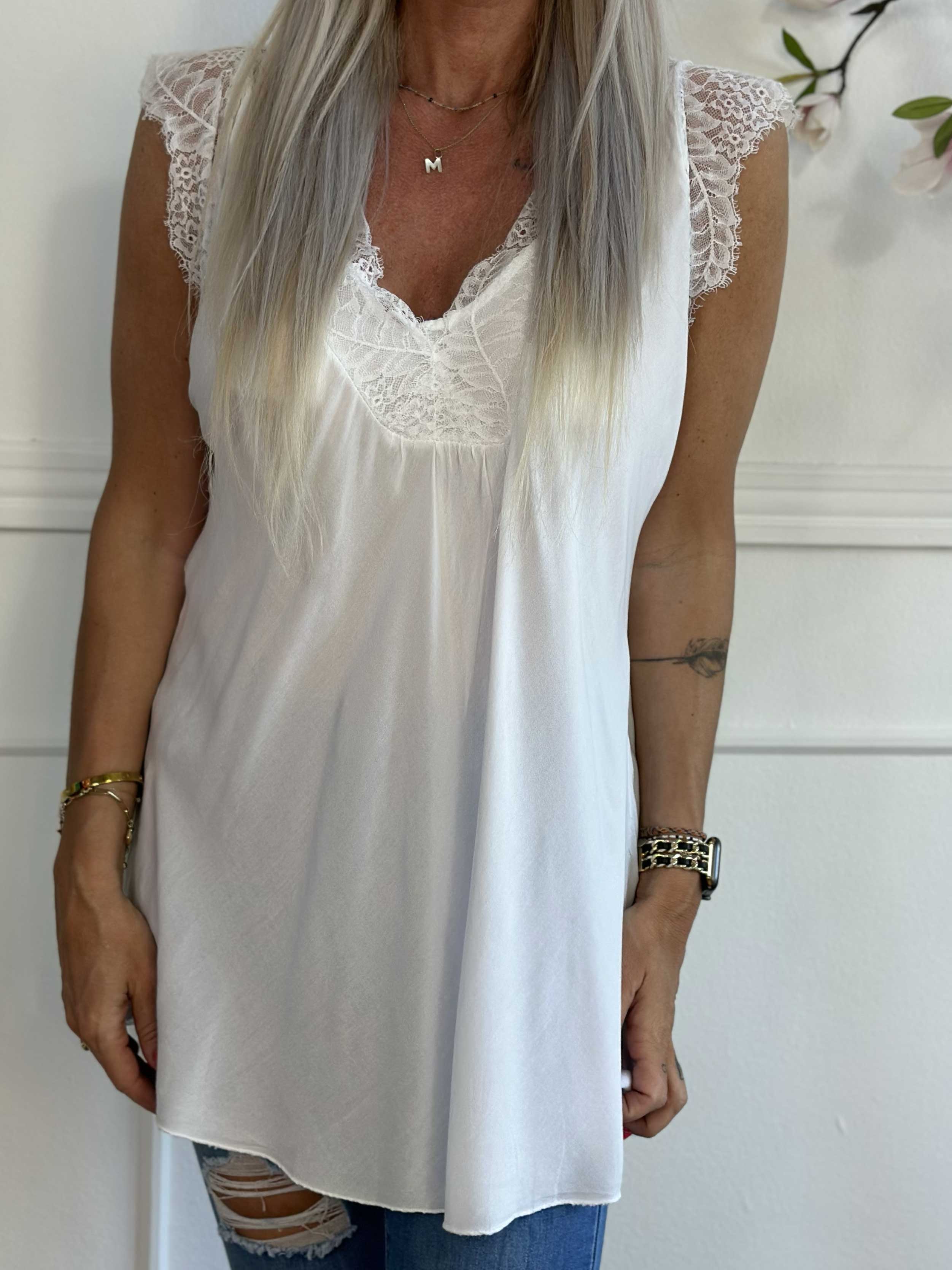 Sigga - Top i viskose med blonde i udskæringen og ærmerne