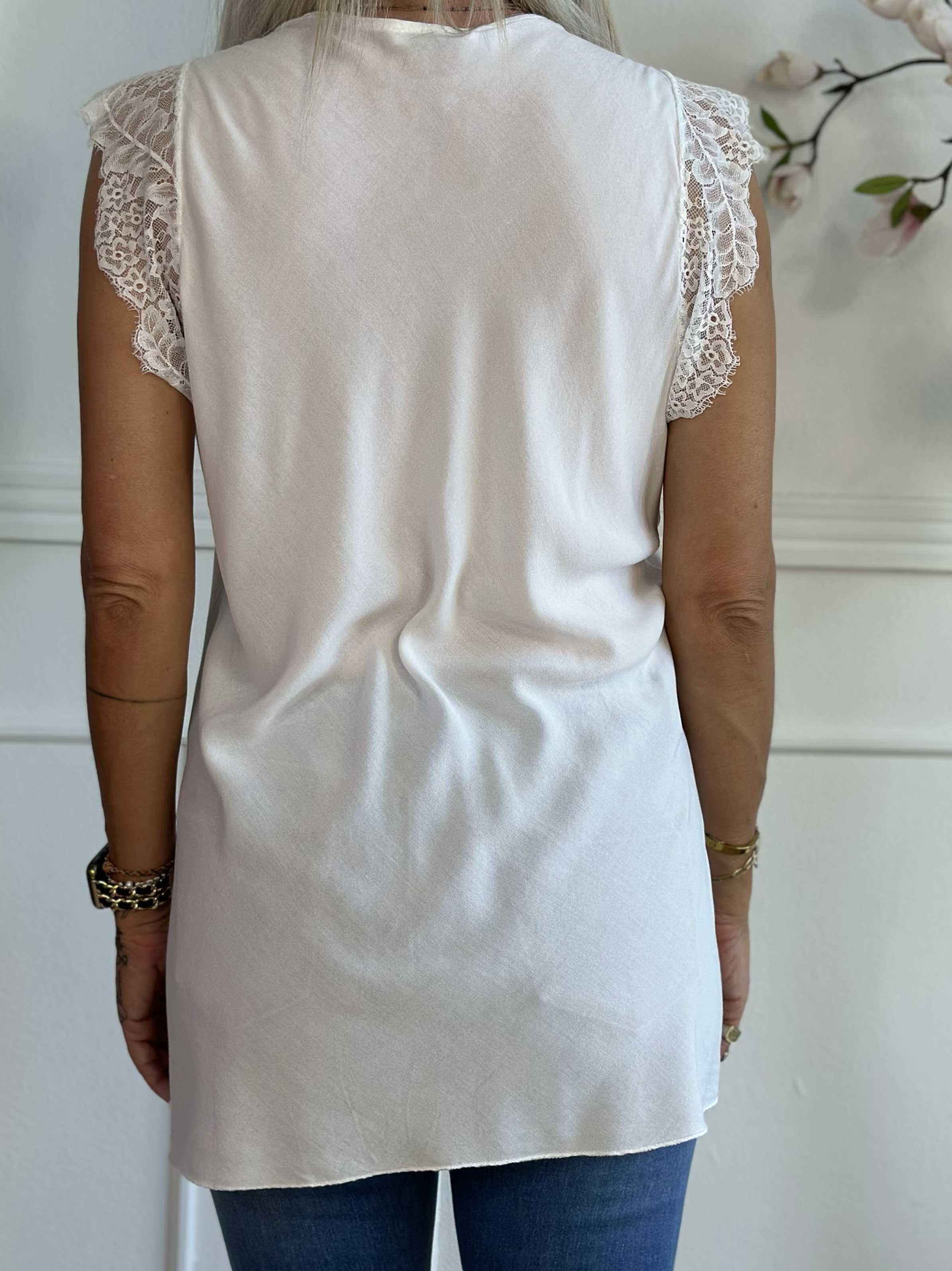 Sigga - Top i viskose med blonde i udskæringen og ærmerne