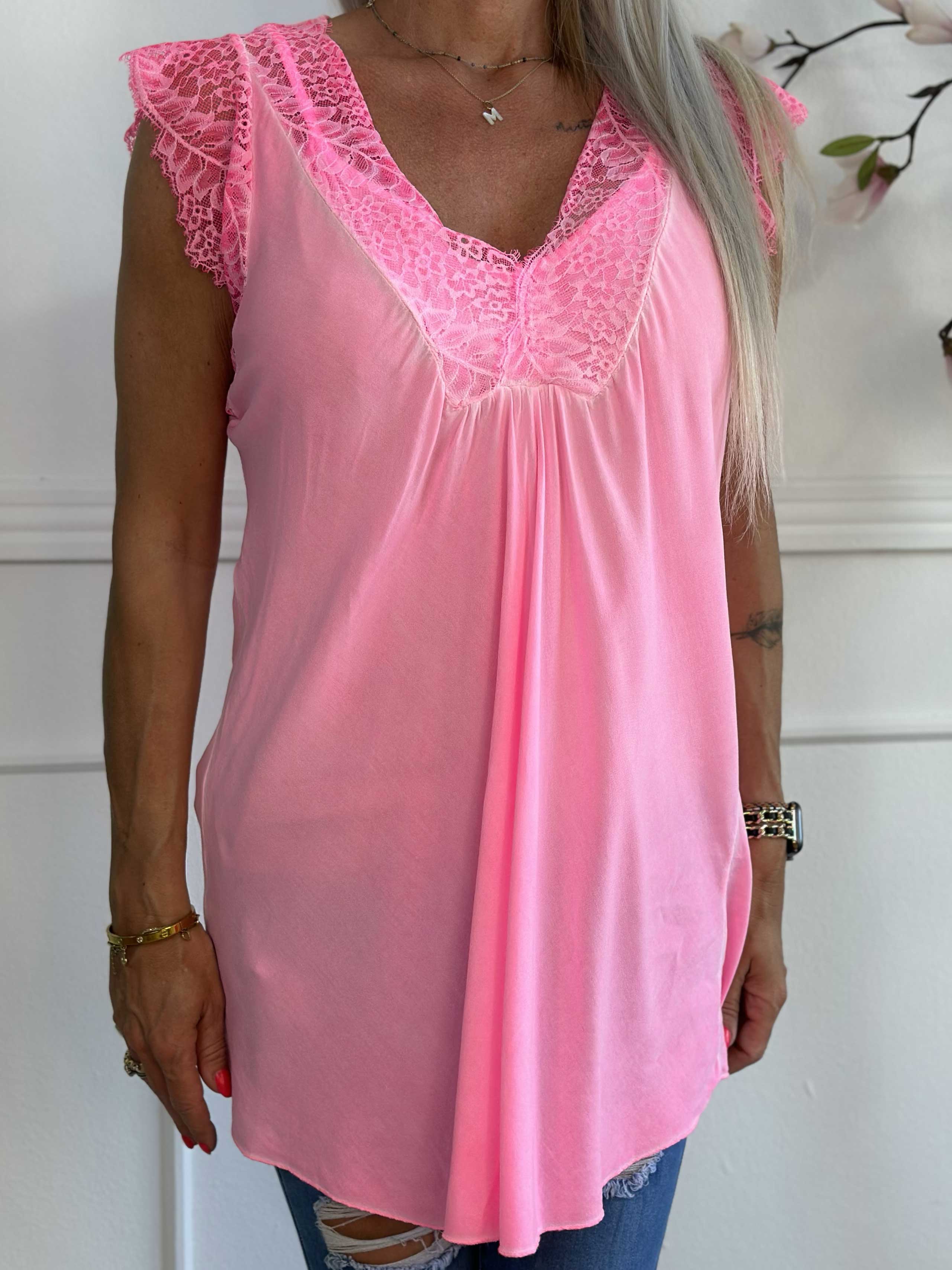 Sigga - Top i viskose med blonde i udskæringen og ærmerne