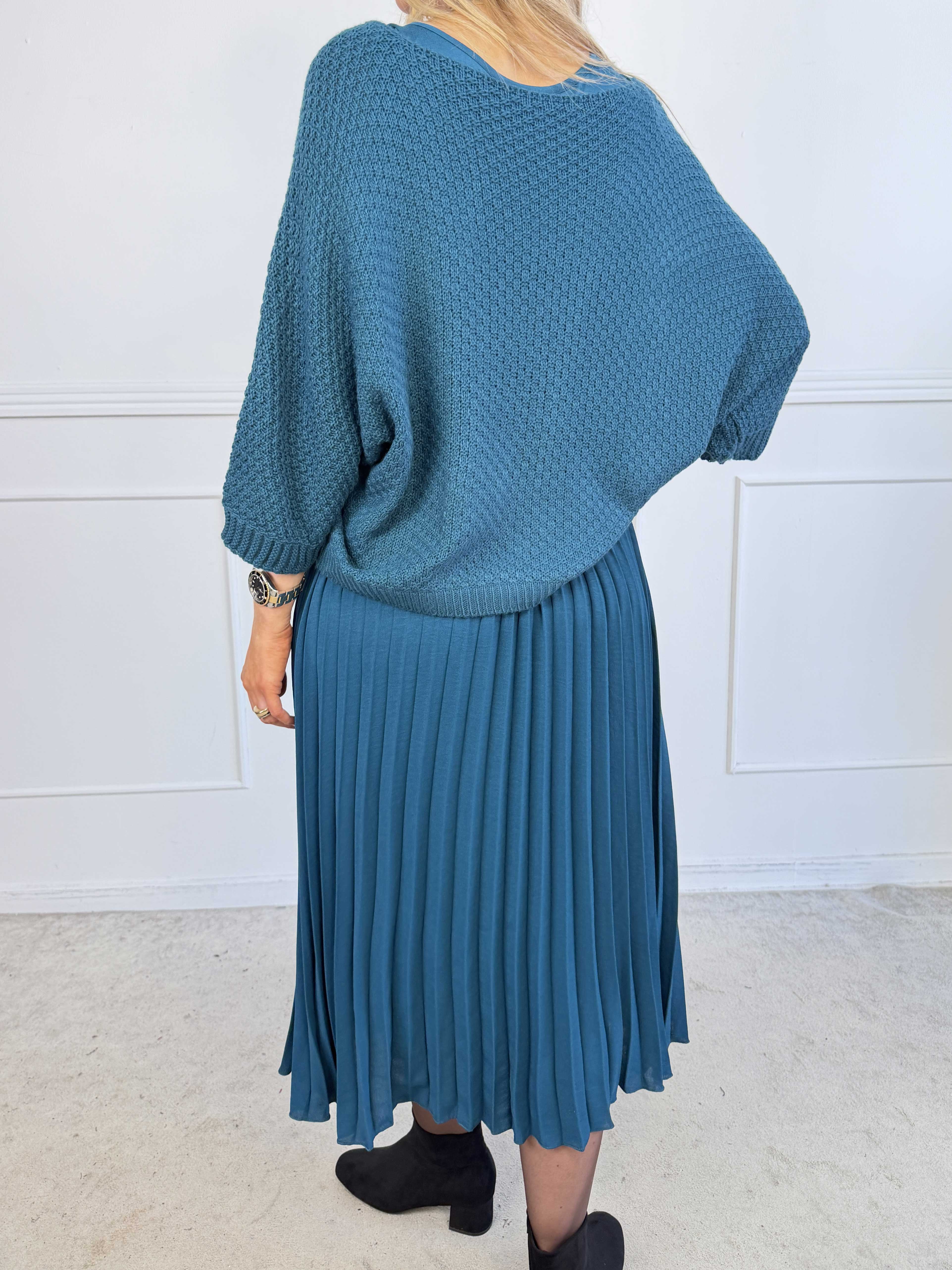 Nanna - Elegant todelt kjole i viskose med plisseret underdel og matchende strikbluse