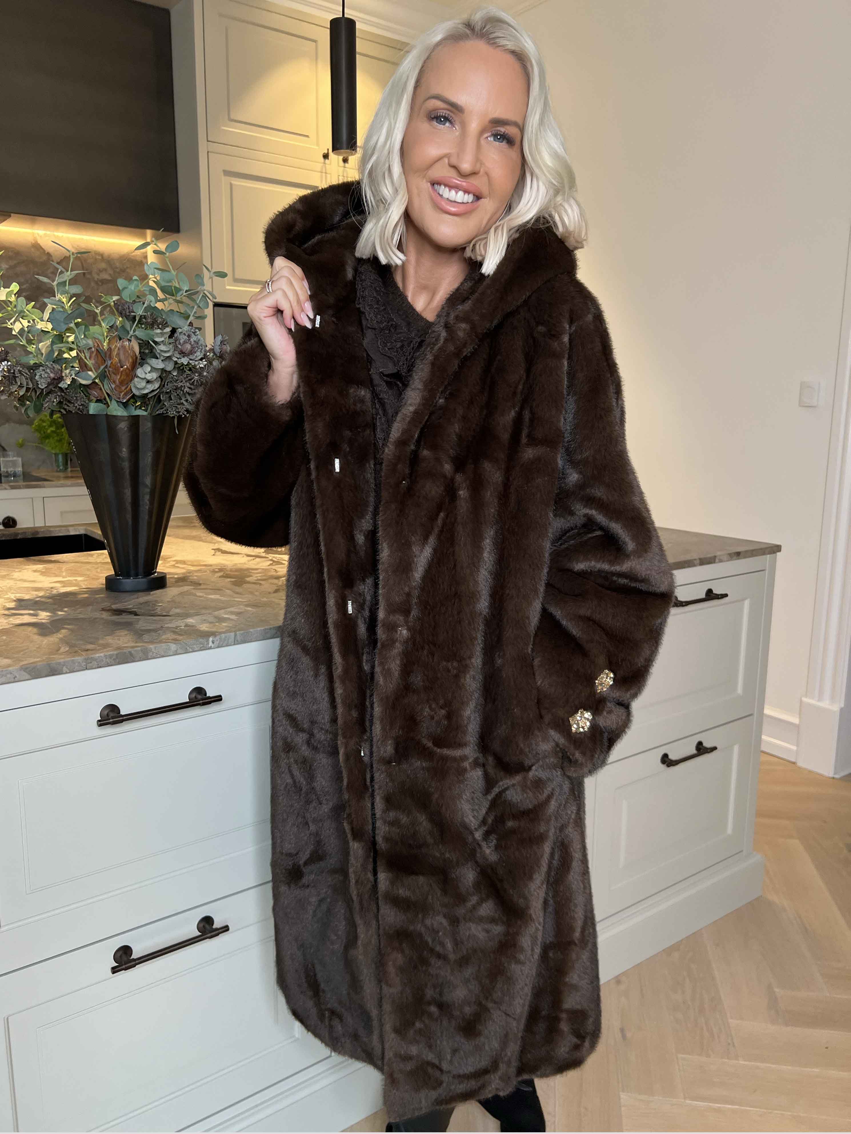 Brenda - Lækker blød faux fur frakke med stor hætte