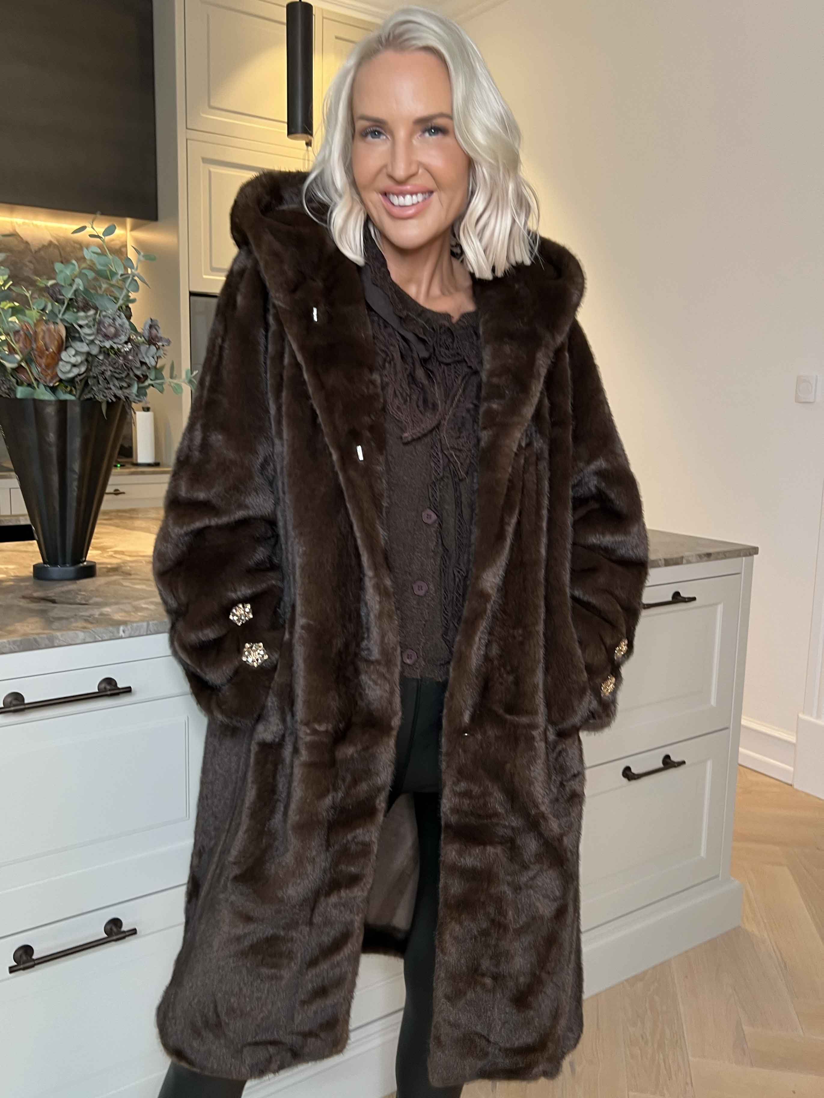 Brenda - Lækker blød faux fur frakke med stor hætte