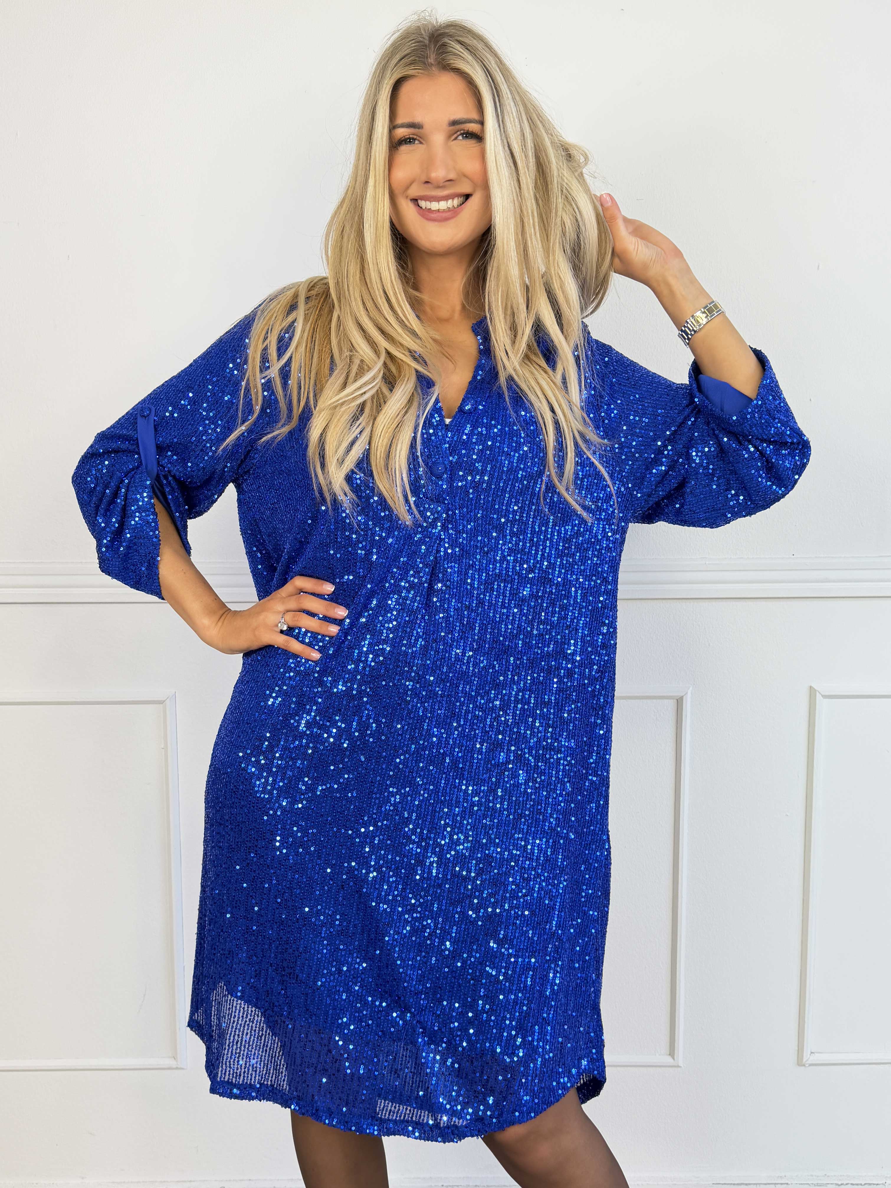 Ebba Glitter - Plus size pailletkjole med knapper ved udskæringen, der giver et elegant look