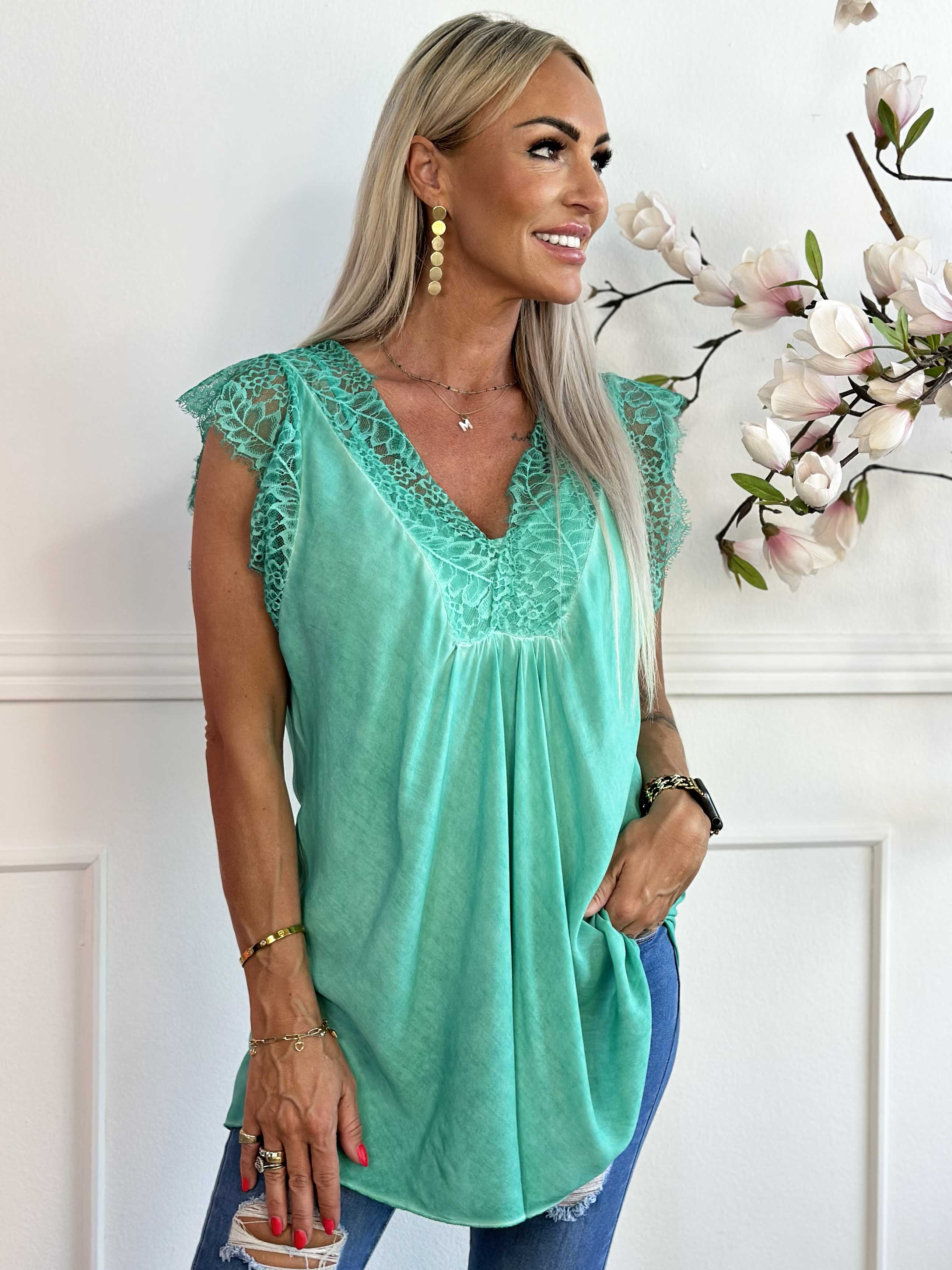 Sigga - Top i viskose med blonde i udskæringen og ærmerne