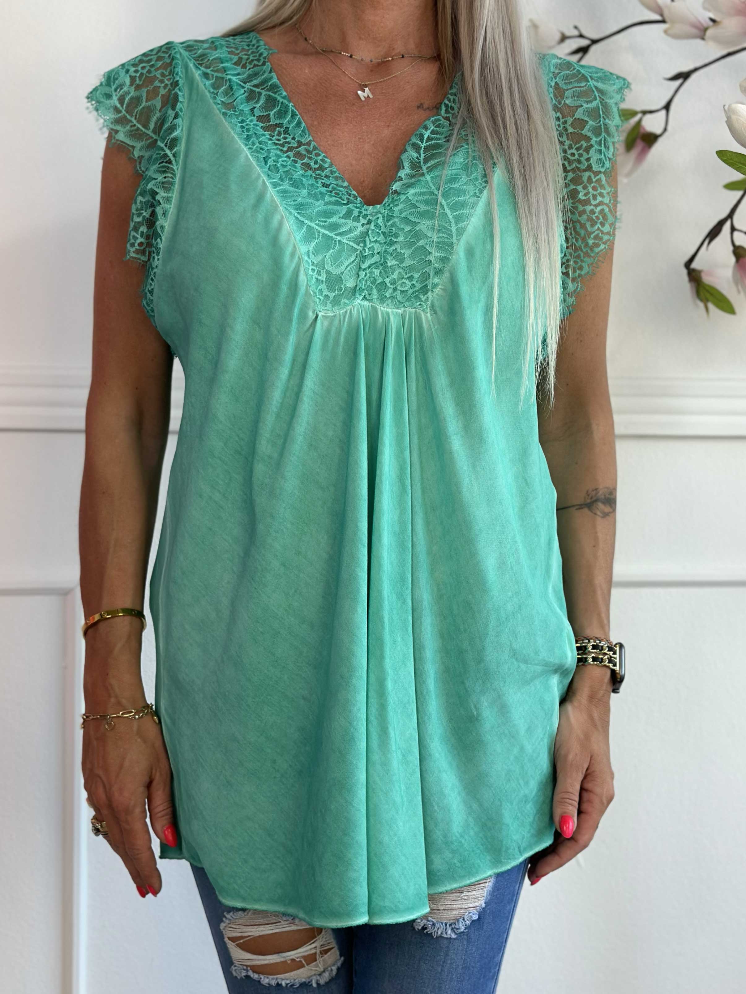 Sigga - Top i viskose med blonde i udskæringen og ærmerne