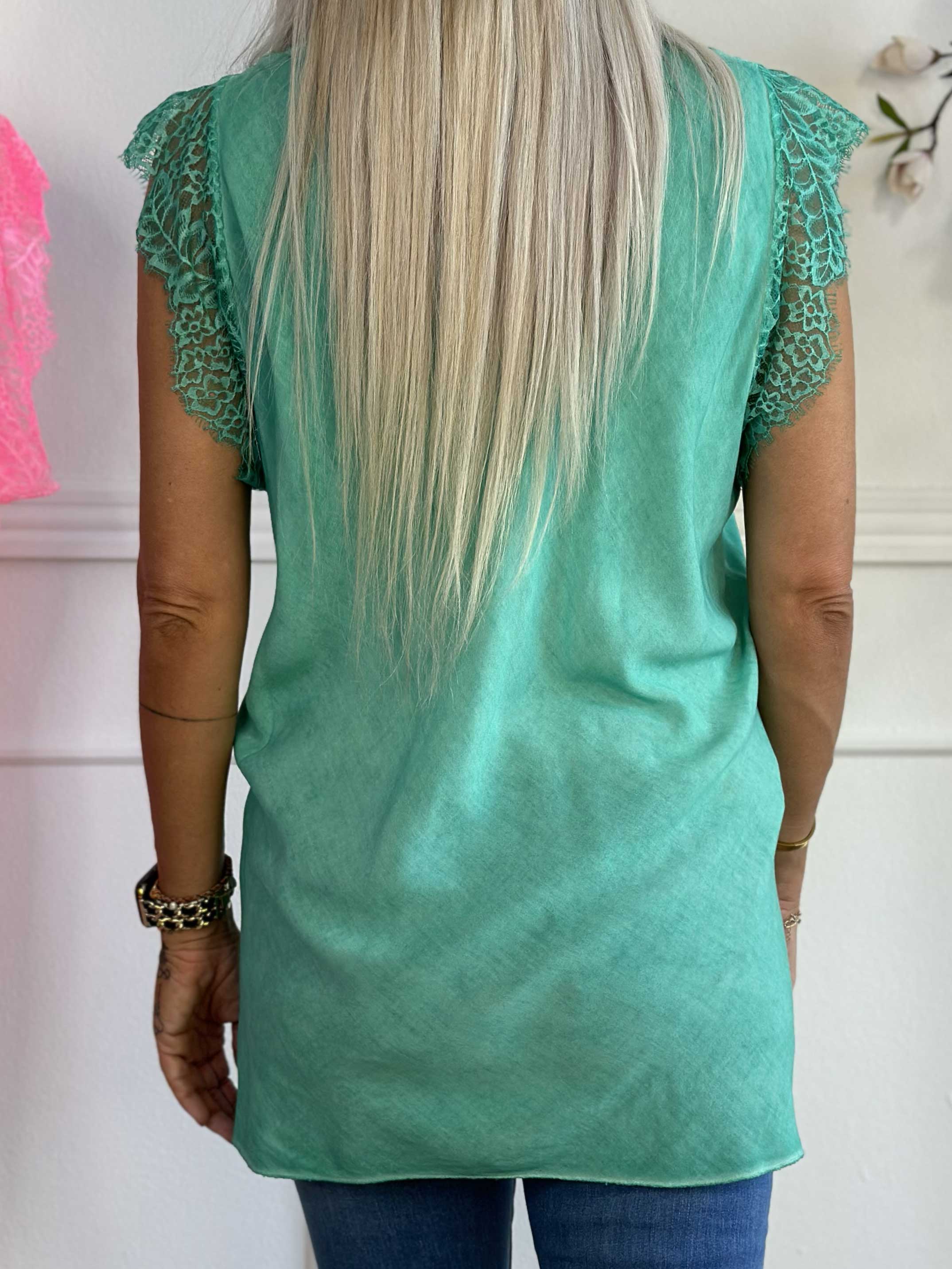 Sigga - Top i viskose med blonde i udskæringen og ærmerne