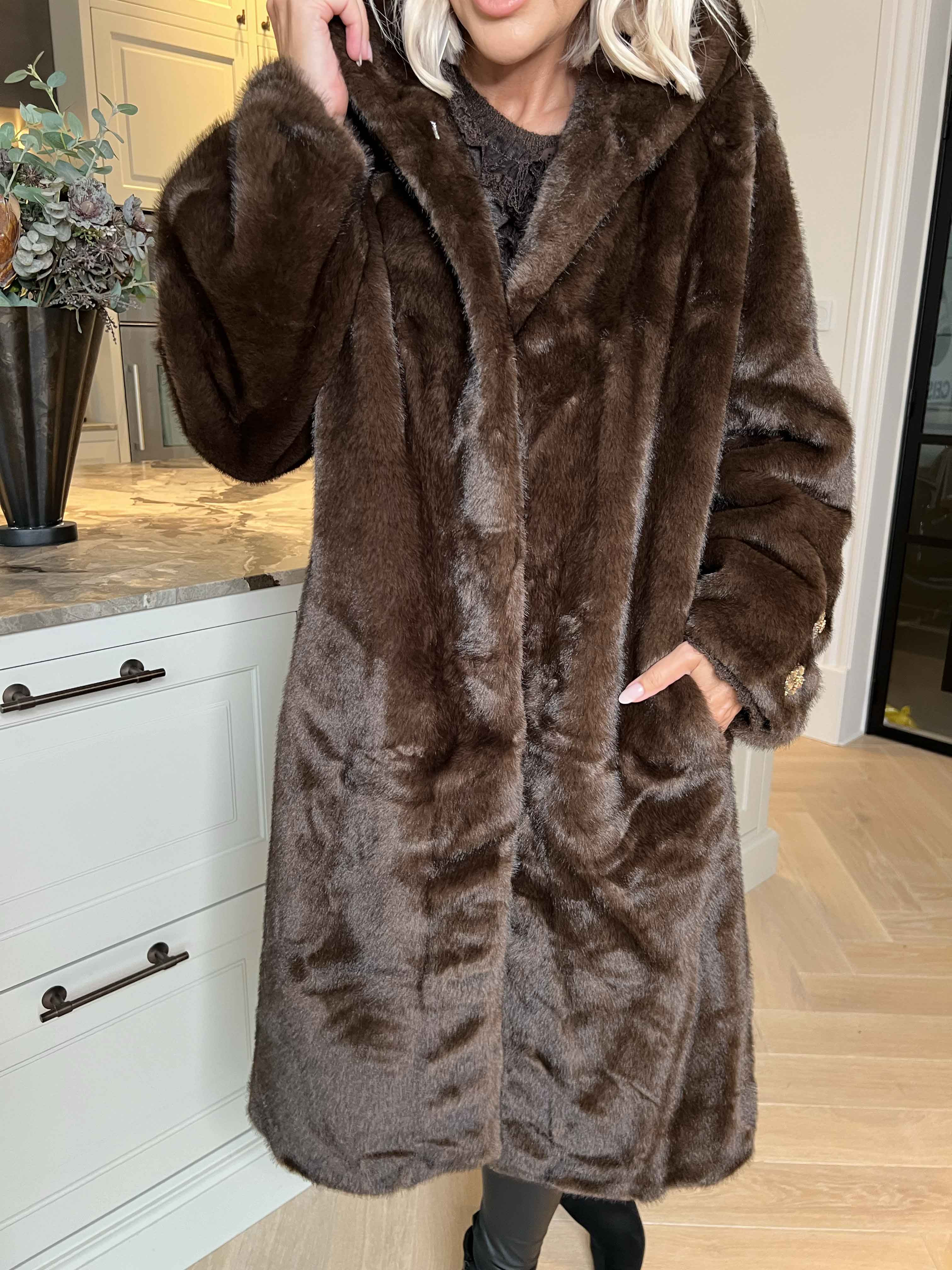 Brenda - Lækker blød faux fur frakke med stor hætte