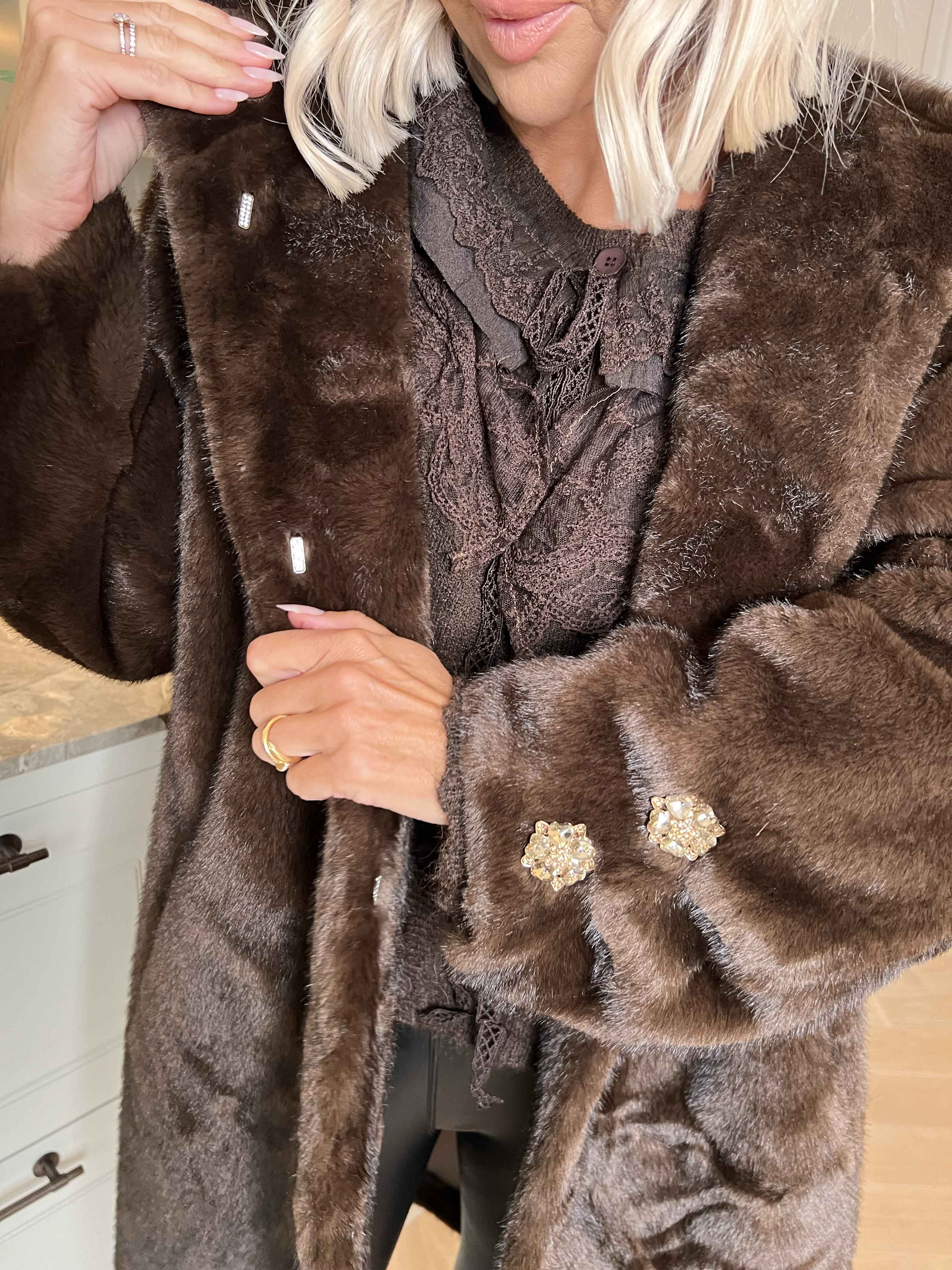 Brenda - Lækker blød faux fur frakke med stor hætte