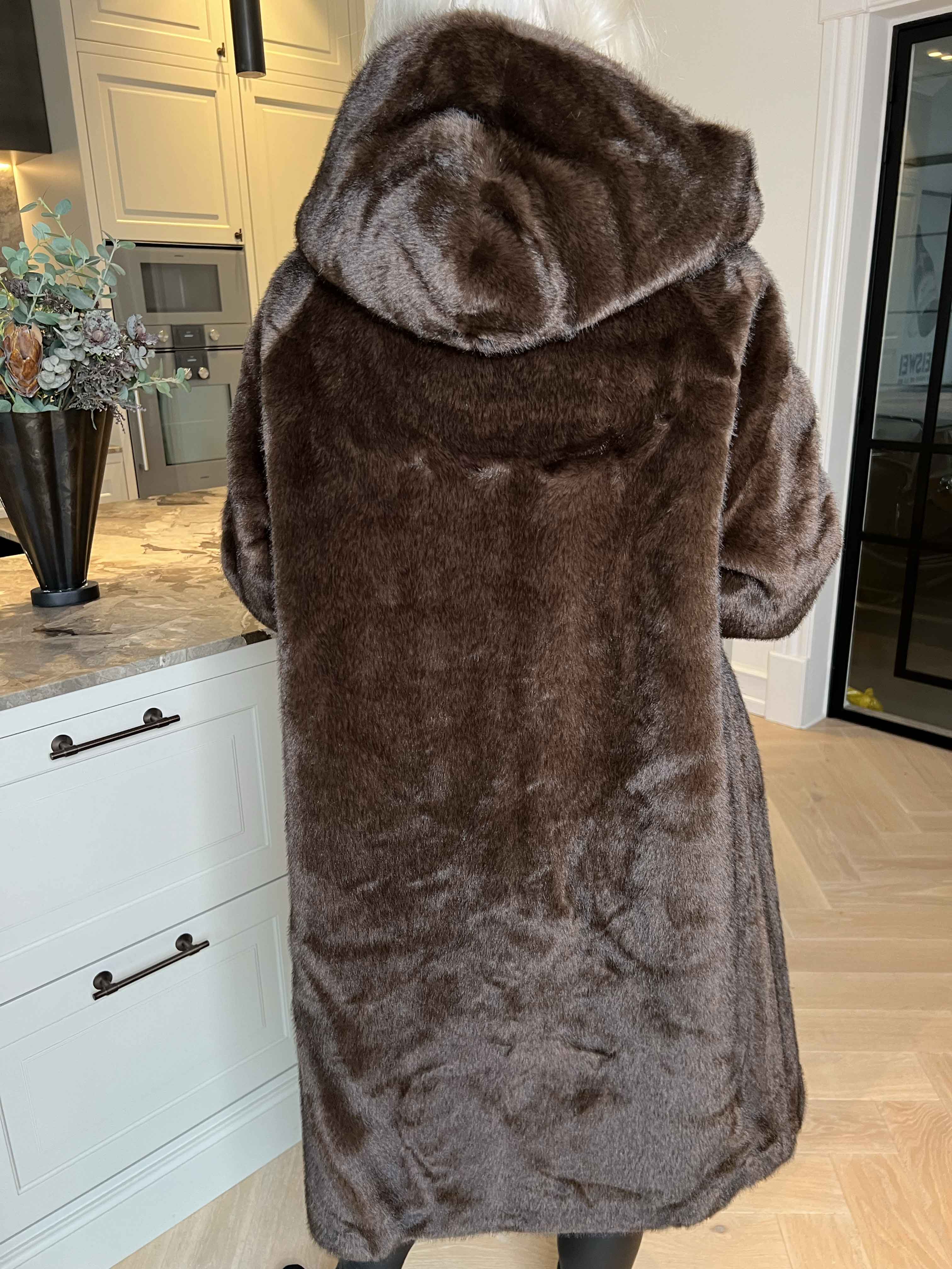 Brenda - Lækker blød faux fur frakke med stor hætte