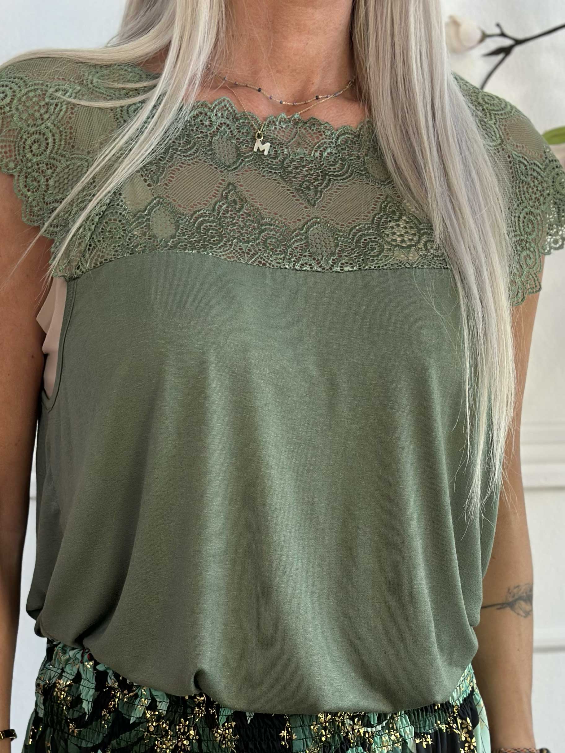 Amina - Sød top i viskose med blonde foroven