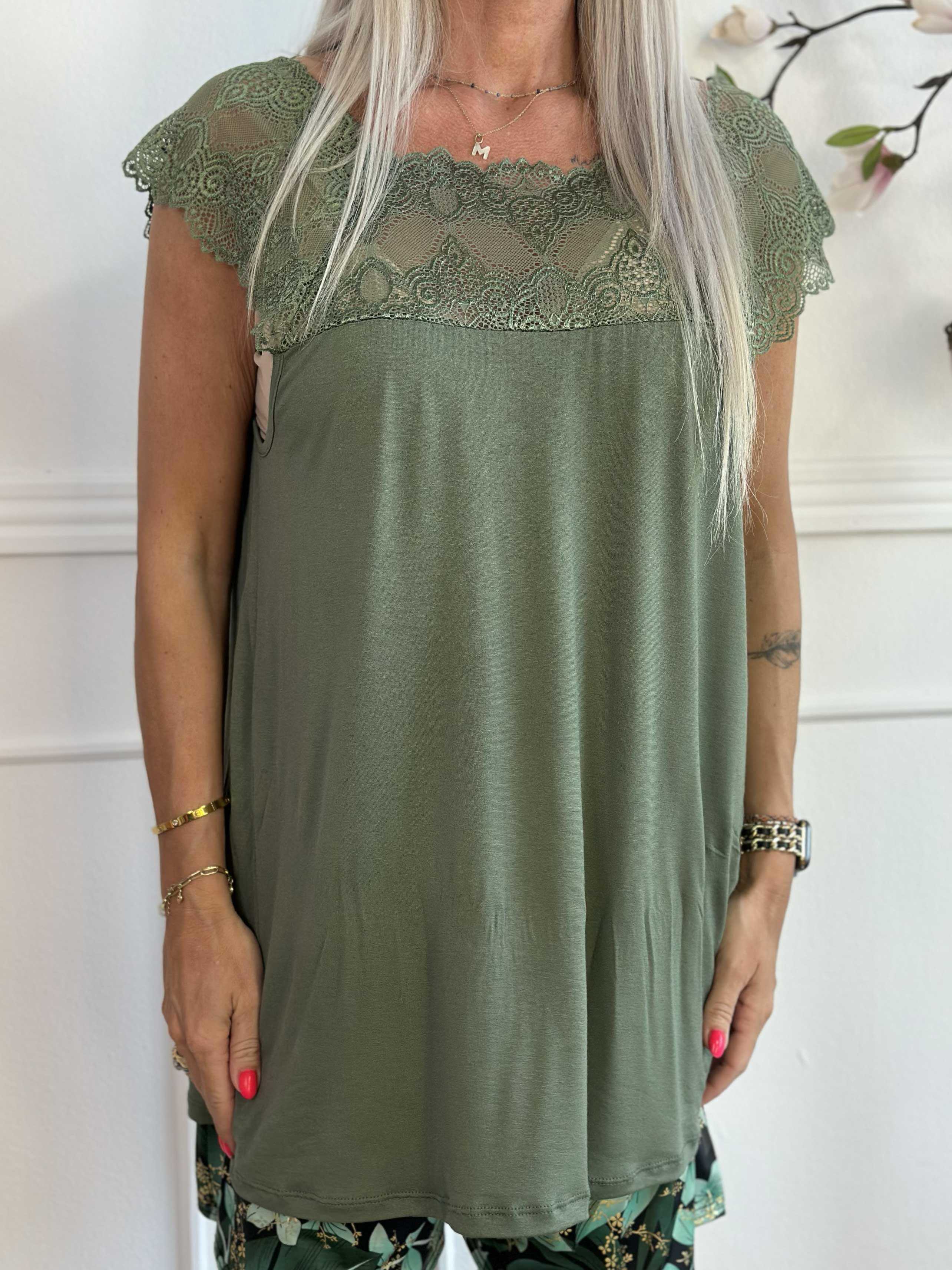 Amina - Sød top i viskose med blonde foroven