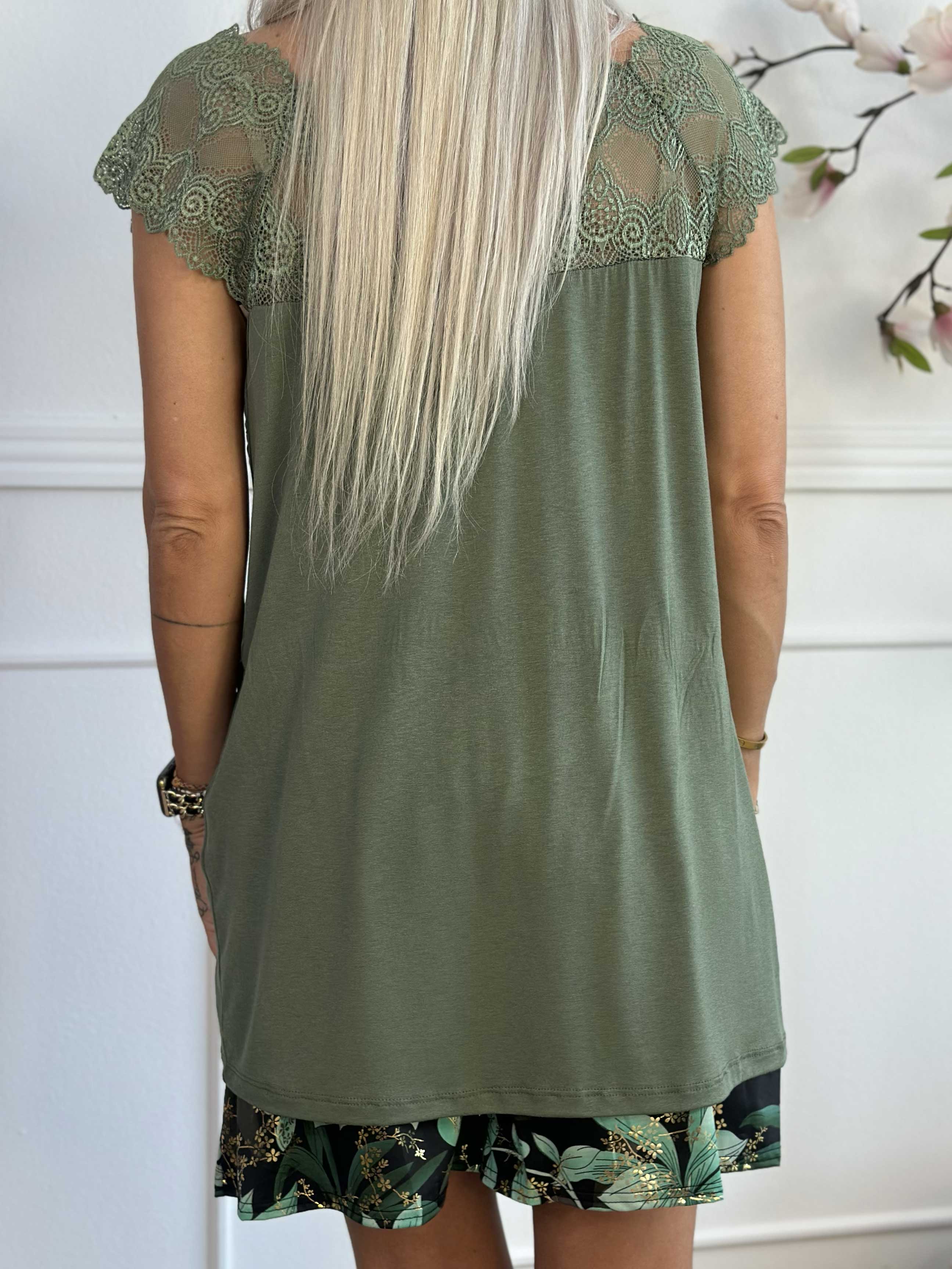 Amina - Sød top i viskose med blonde foroven