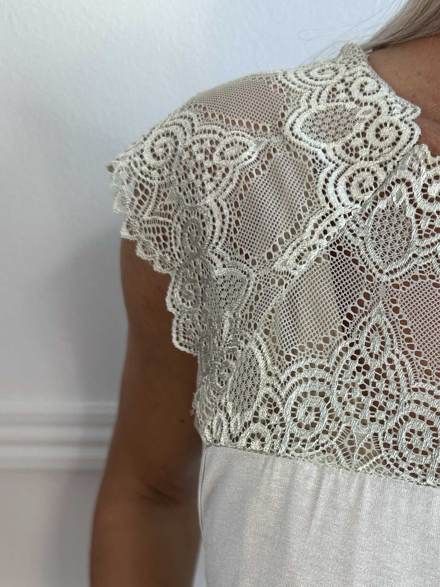 Amina - Sød top i viskose med blonde foroven