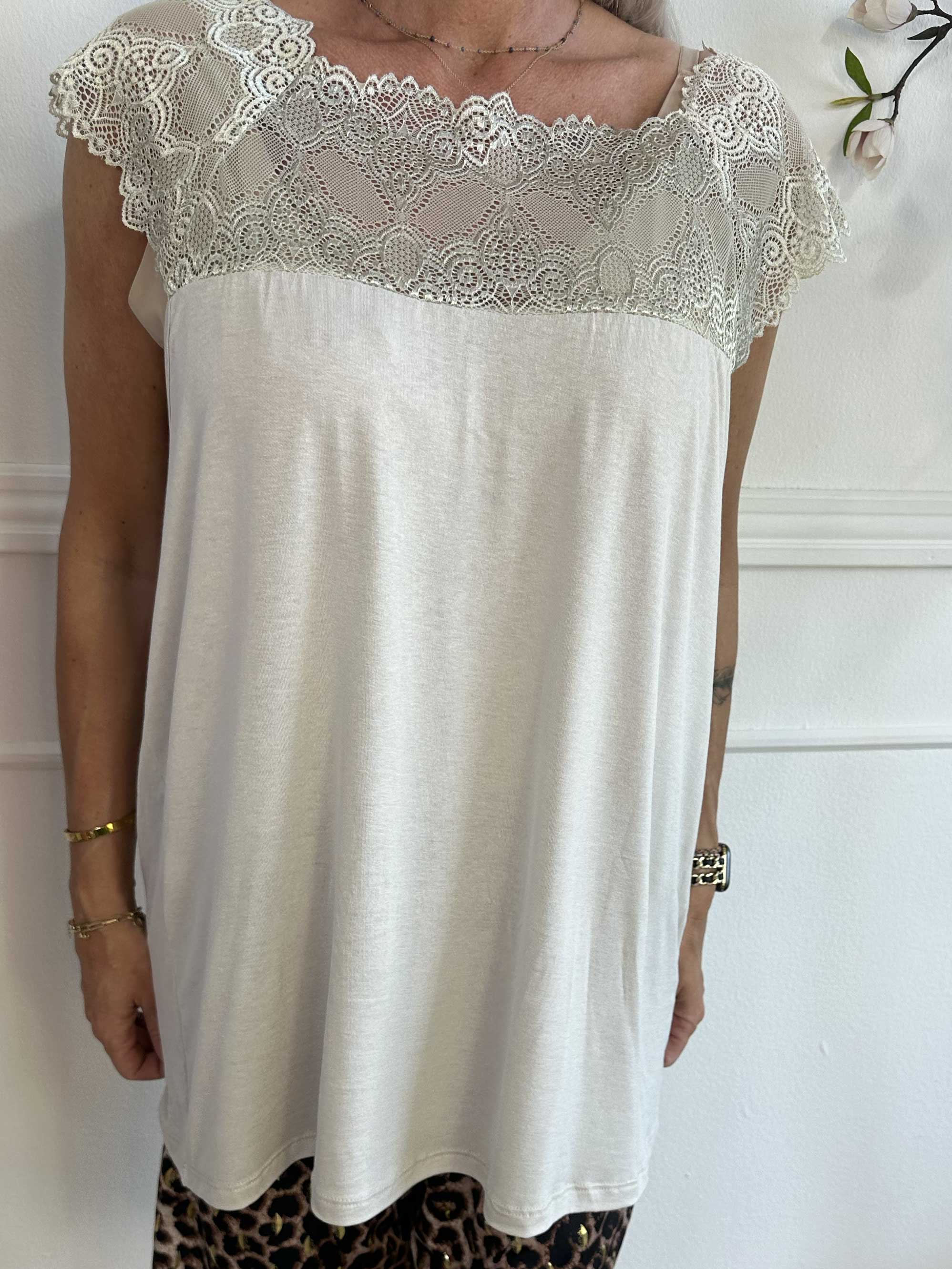 Amina - Sød top i viskose med blonde foroven