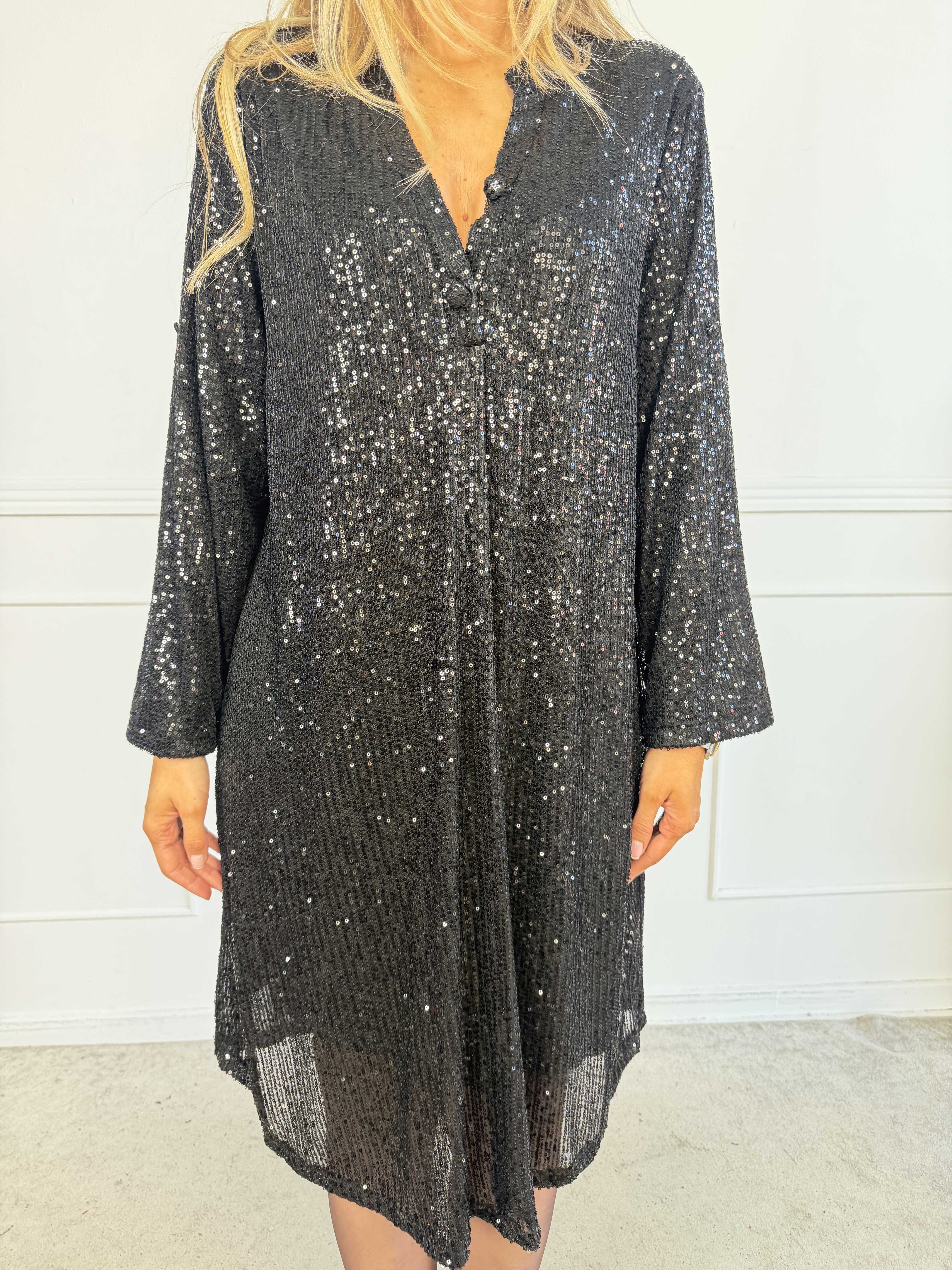 Ebba Glitter - Plus size pailletkjole med knapper ved udskæringen, der giver et elegant look