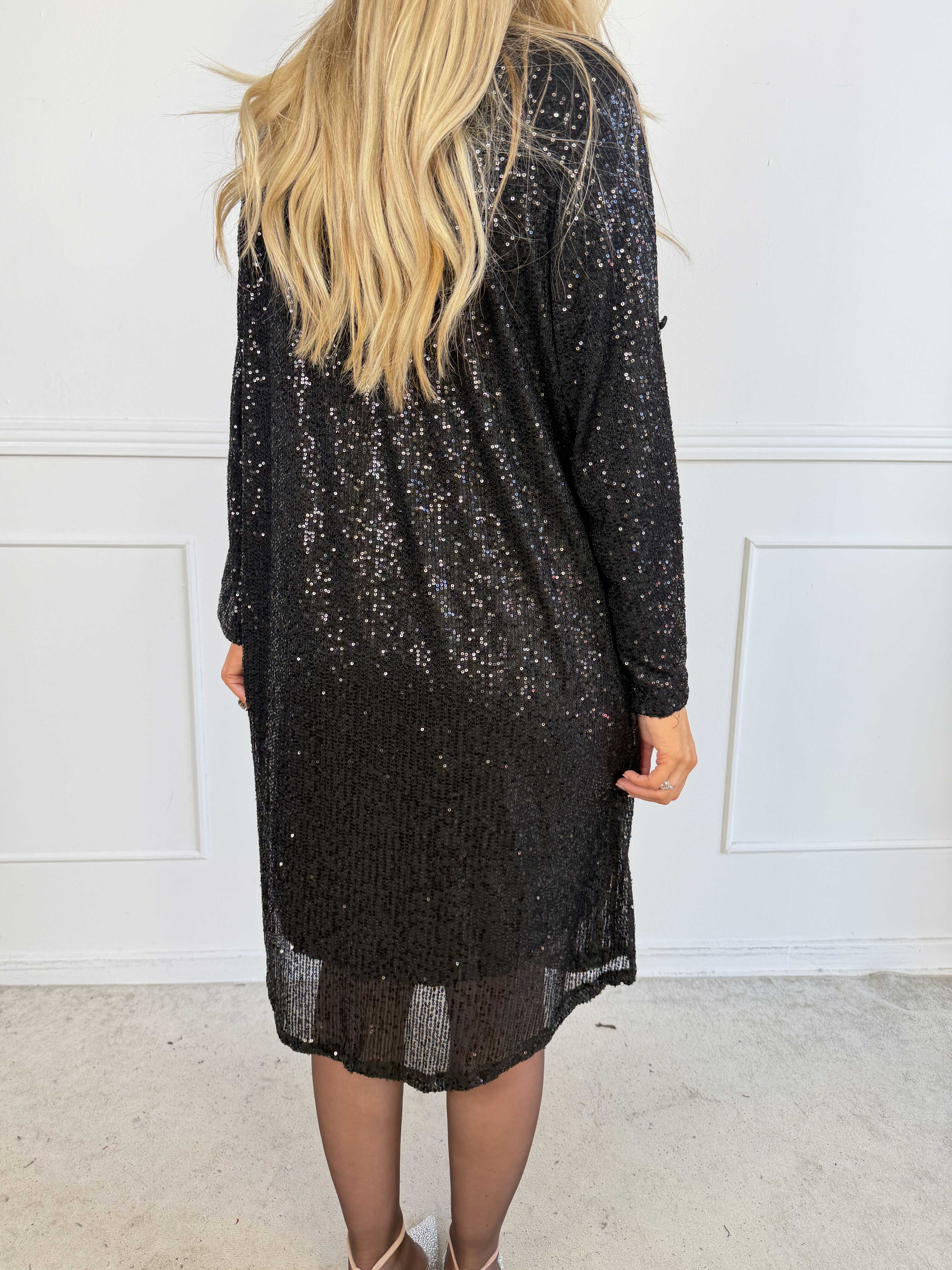 Ebba Glitter - Plus size pailletkjole med knapper ved udskæringen, der giver et elegant look