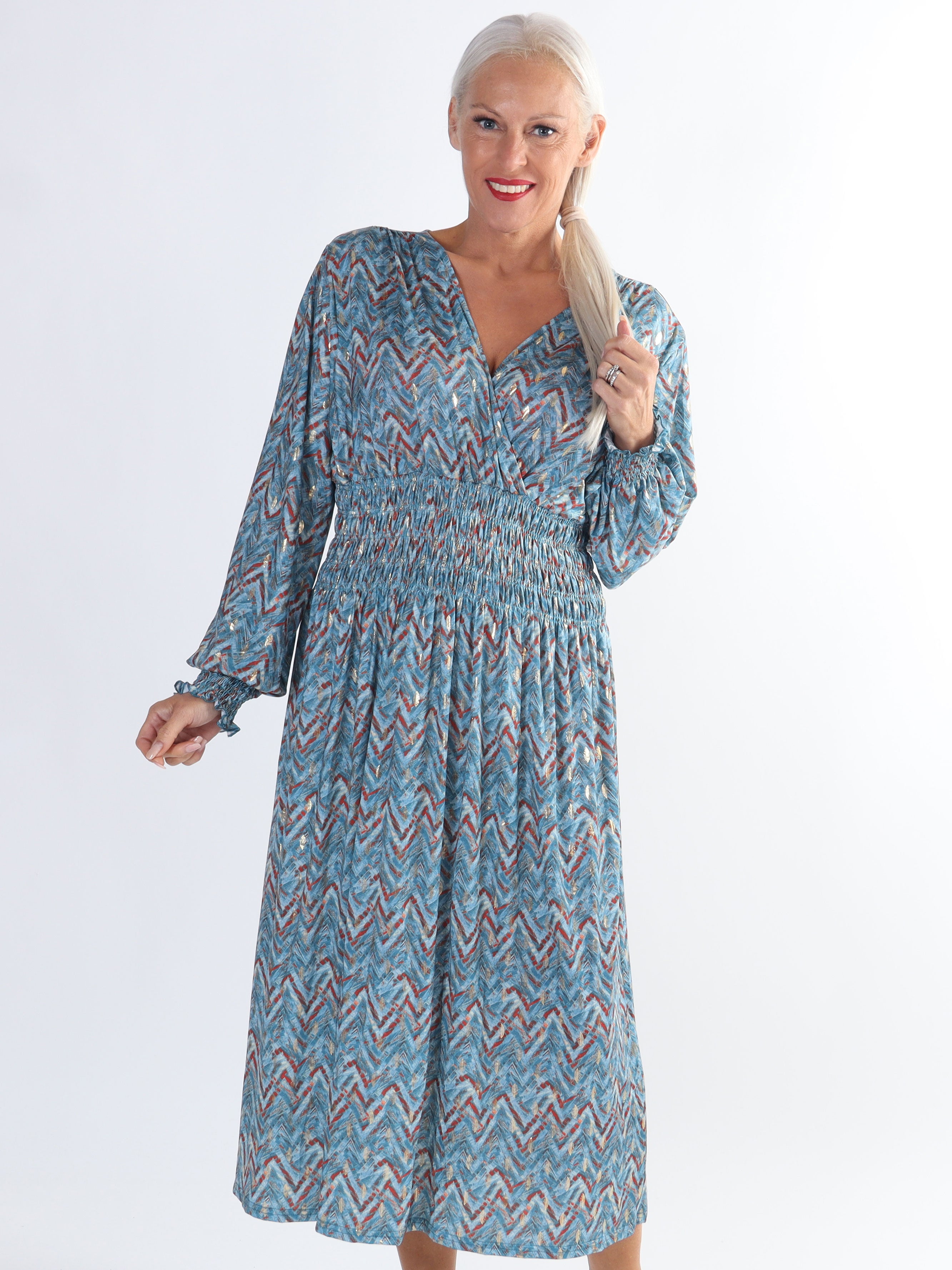 Pams ZigZag Midi L/S - Plus size kjole i krølfrit stof med lange ærmer