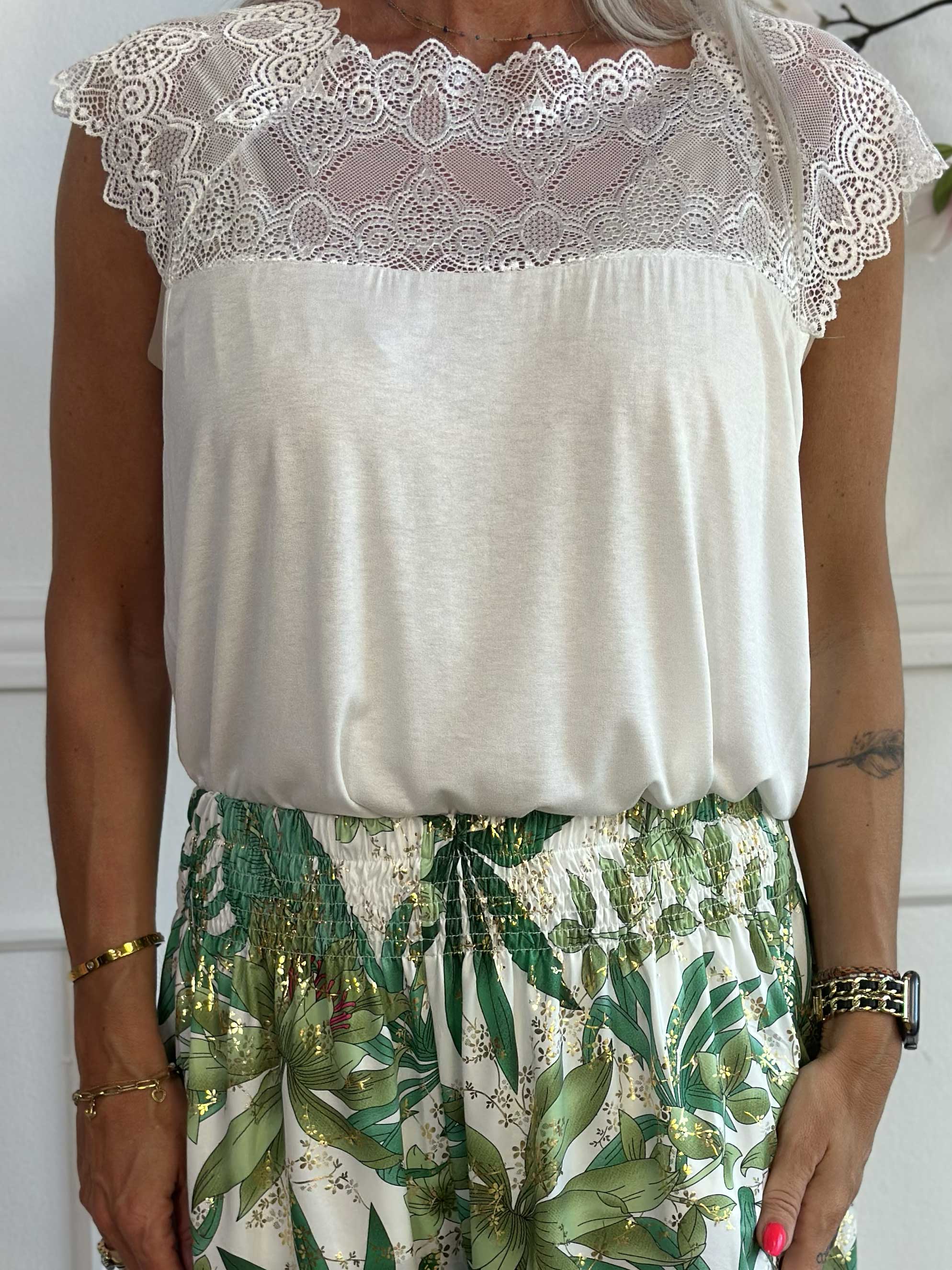 Amina - Sød top i viskose med blonde foroven