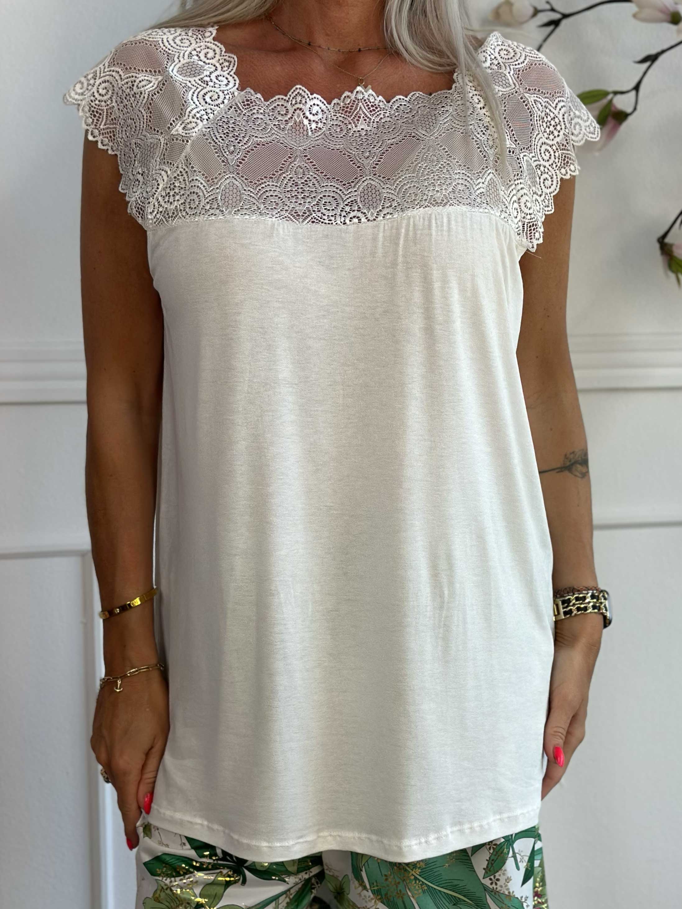 Amina - Sød top i viskose med blonde foroven