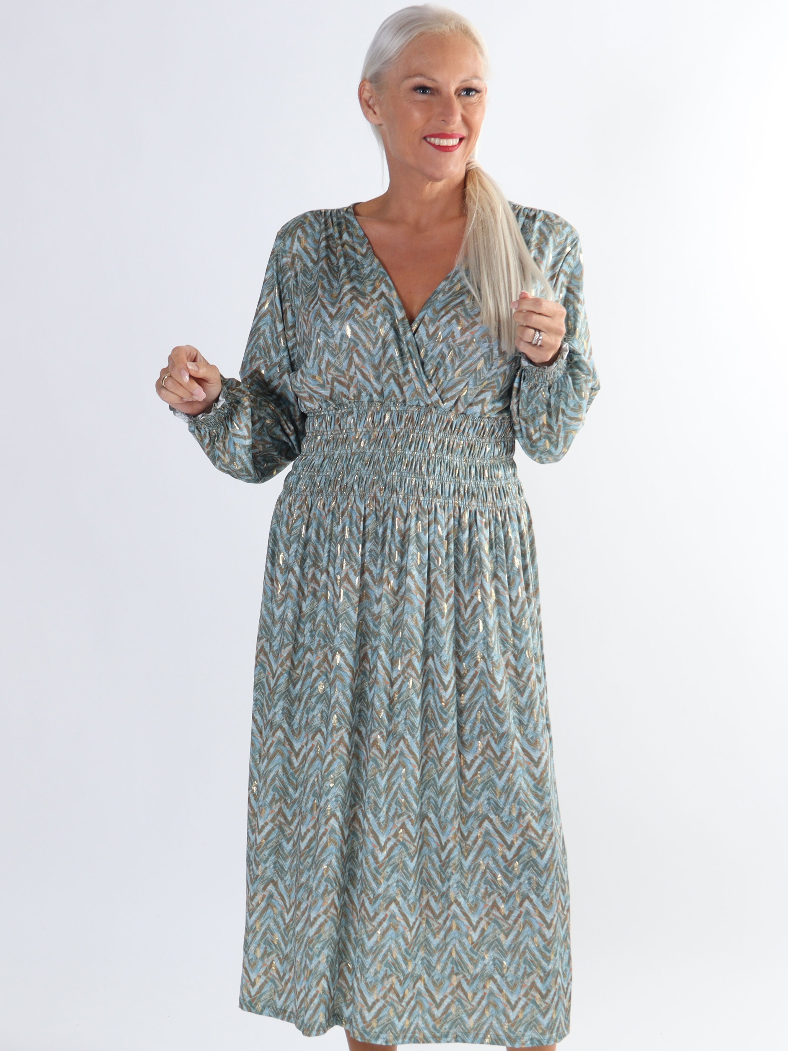 Pams ZigZag Midi L/S - Plus size kjole i krølfrit stof med lange ærmer