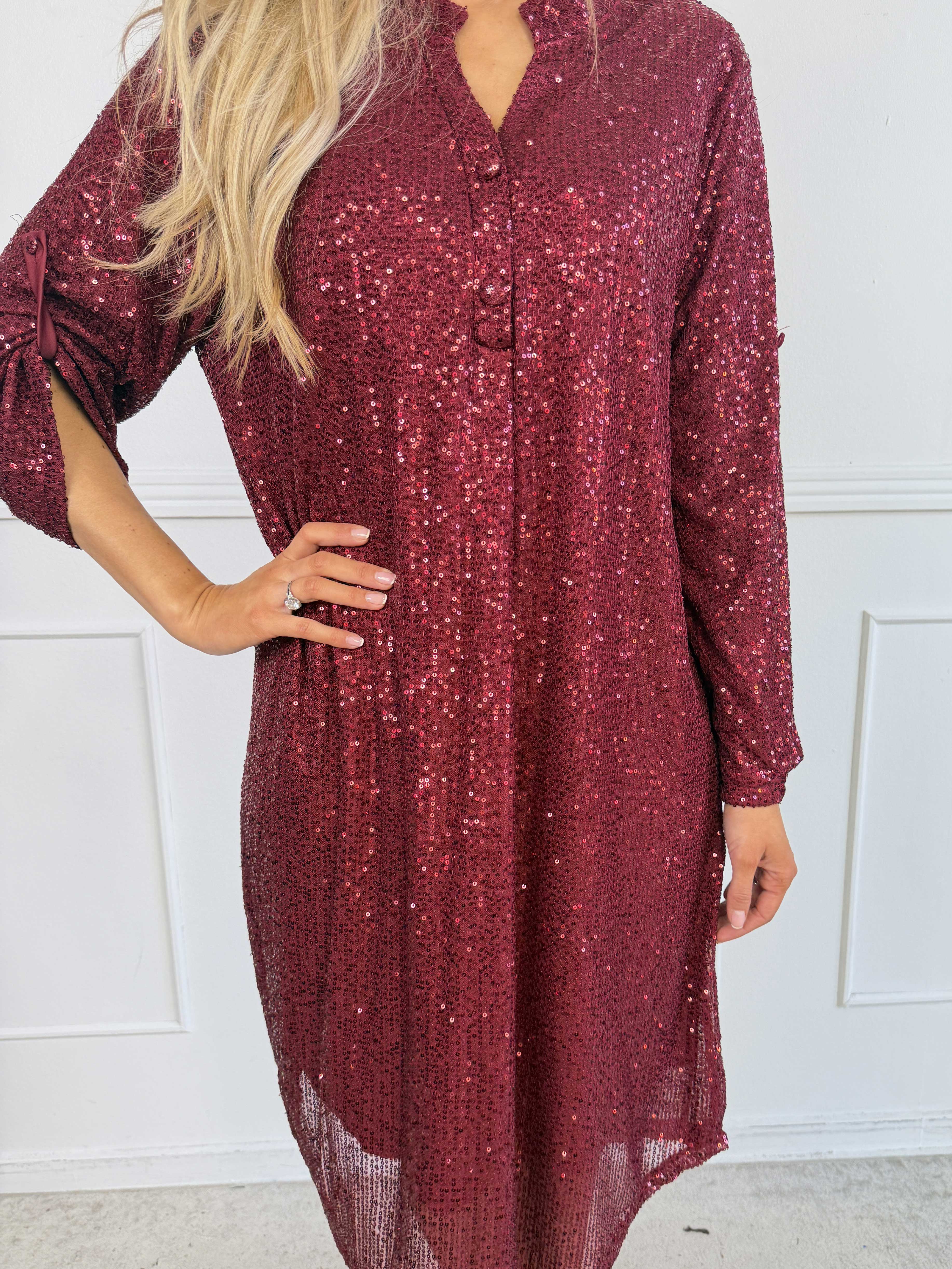 Ebba Glitter - Pailletkjole med knapper ved udskæringen, der giver et elegant look