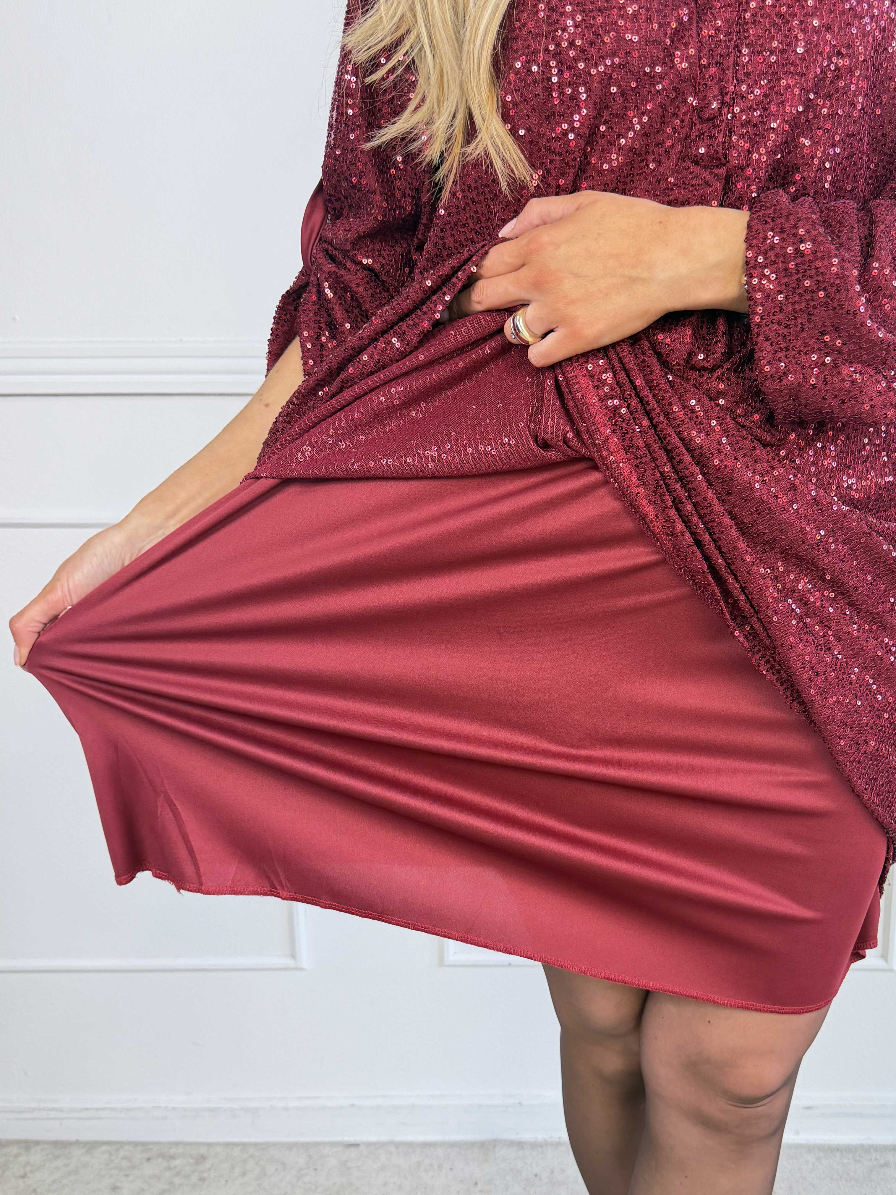 Ebba Glitter - Pailletkjole med knapper ved udskæringen, der giver et elegant look