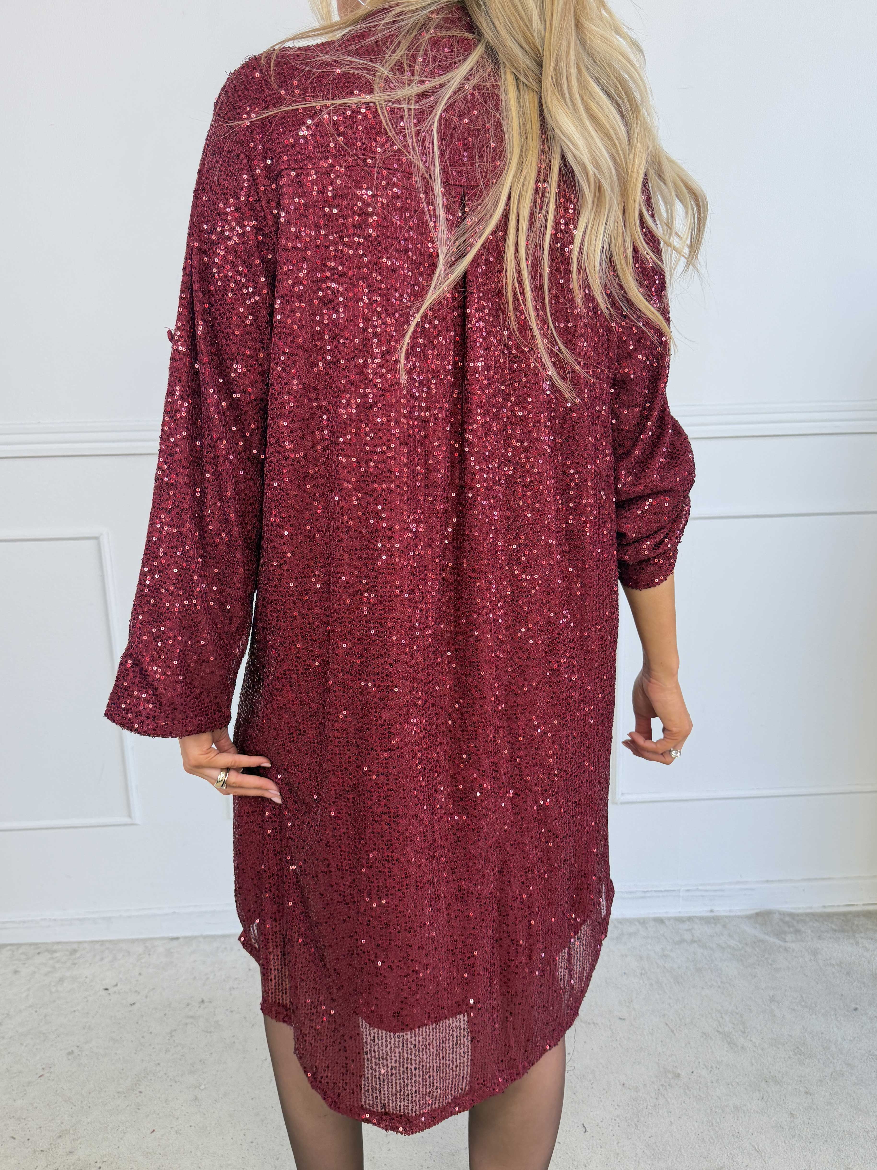 Ebba Glitter - Plus size pailletkjole med knapper ved udskæringen, der giver et elegant look