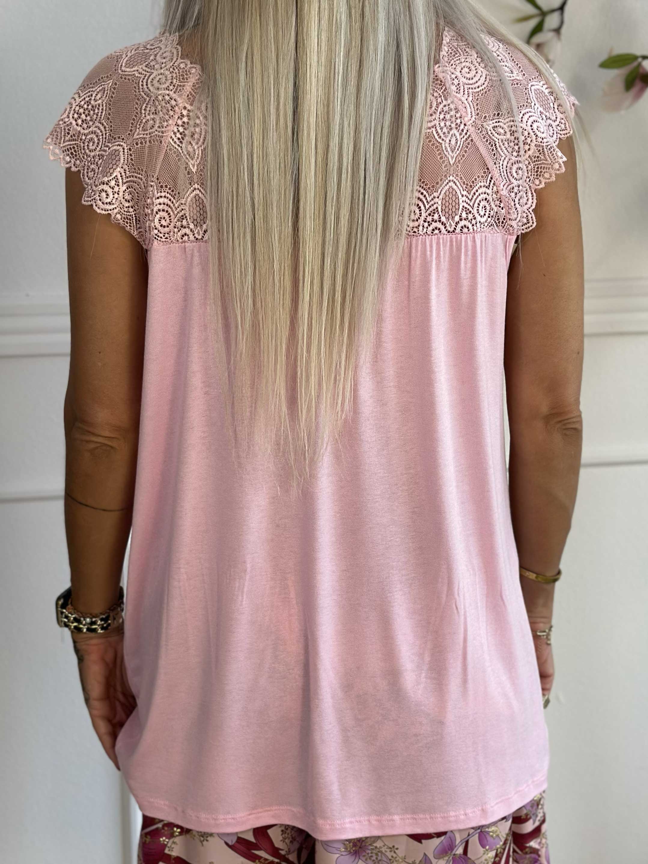 Amina - Sød top i viskose med blonde foroven