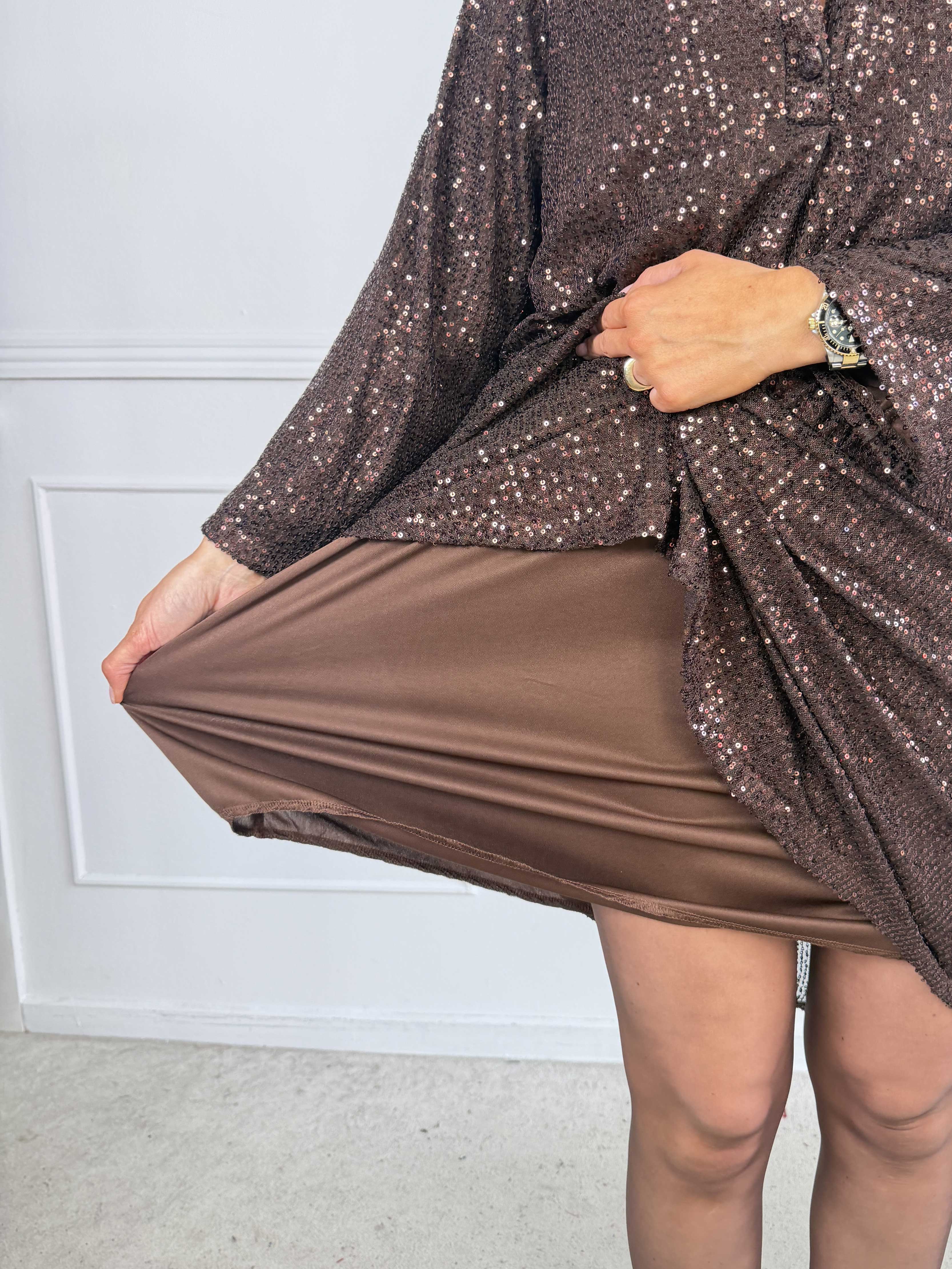 Ebba Glitter - Plus size pailletkjole med knapper ved udskæringen, der giver et elegant look