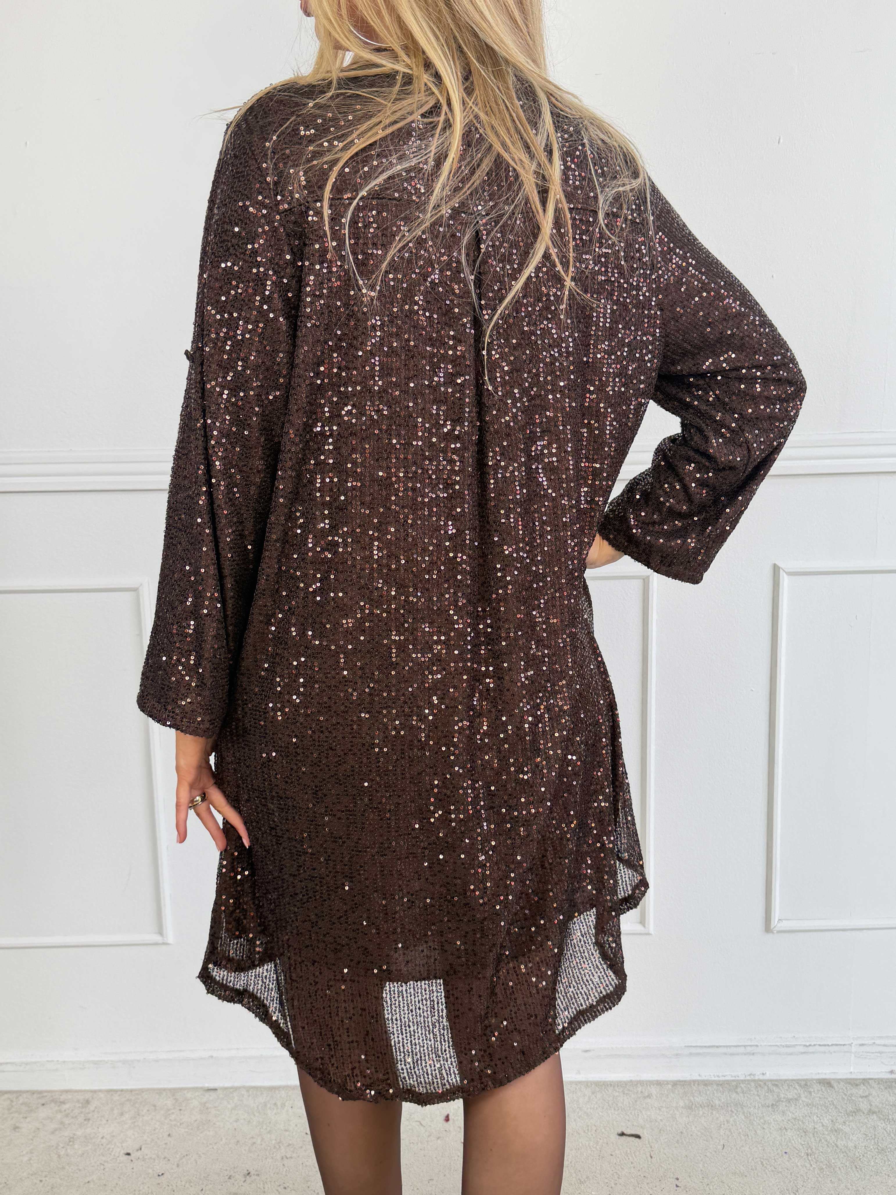 Ebba Glitter - Plus size pailletkjole med knapper ved udskæringen, der giver et elegant look