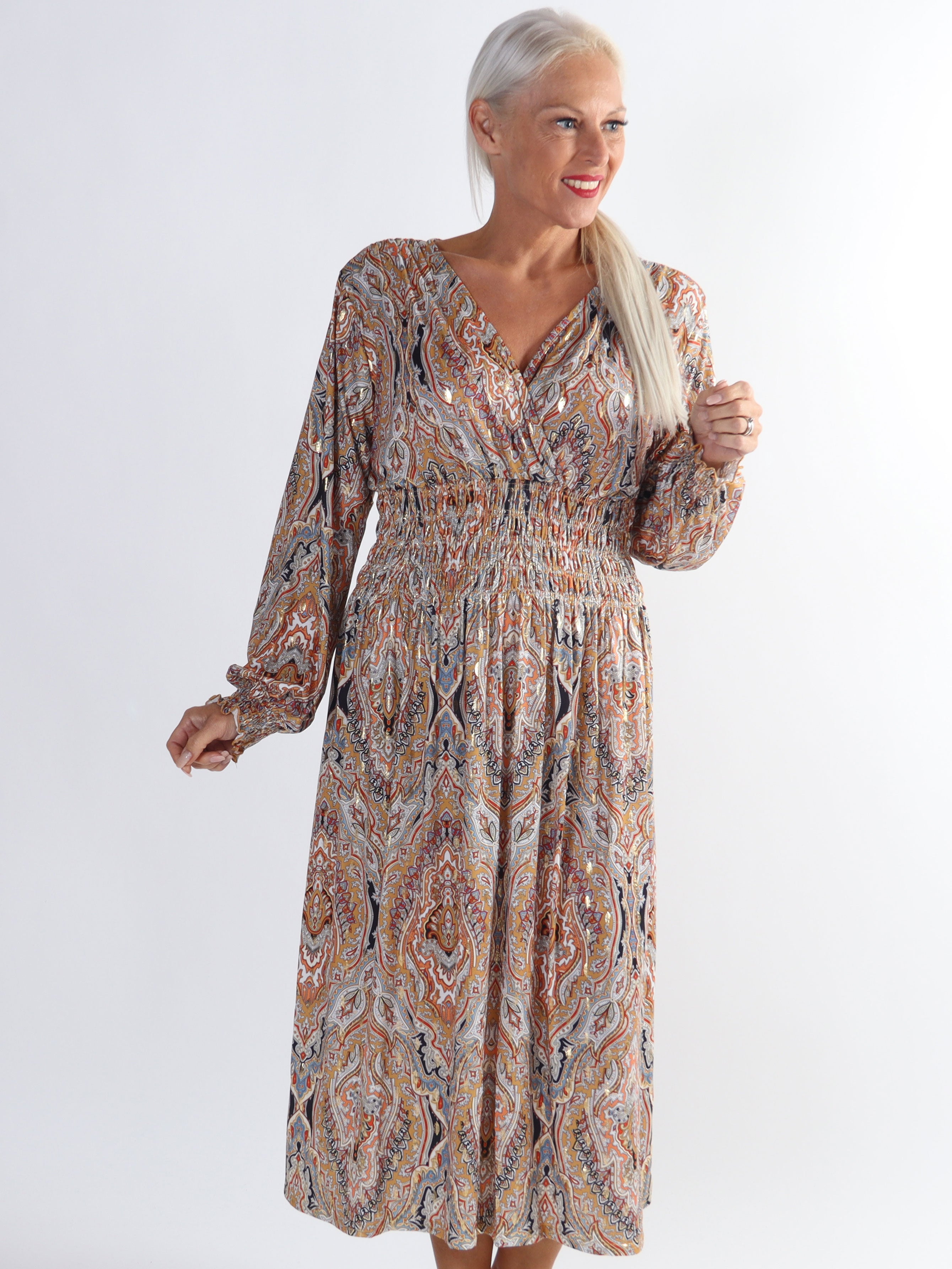 Pams Pattern Midi L/S - Plus size kjole i krølfrit stof med lange ærmer