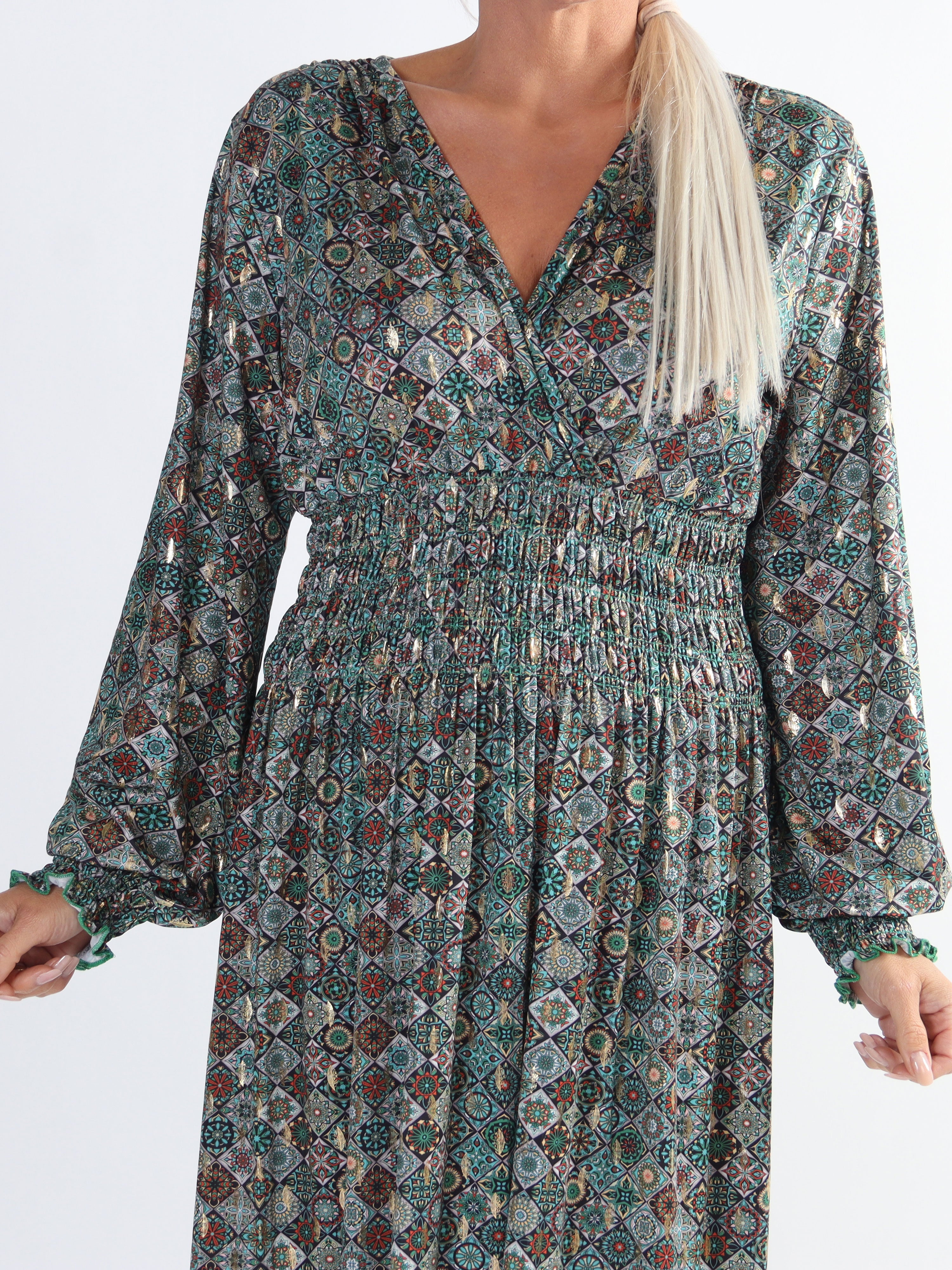 Pams Mosaic Midi L/S - Plus size kjole i krølfrit stof med lange ærmer