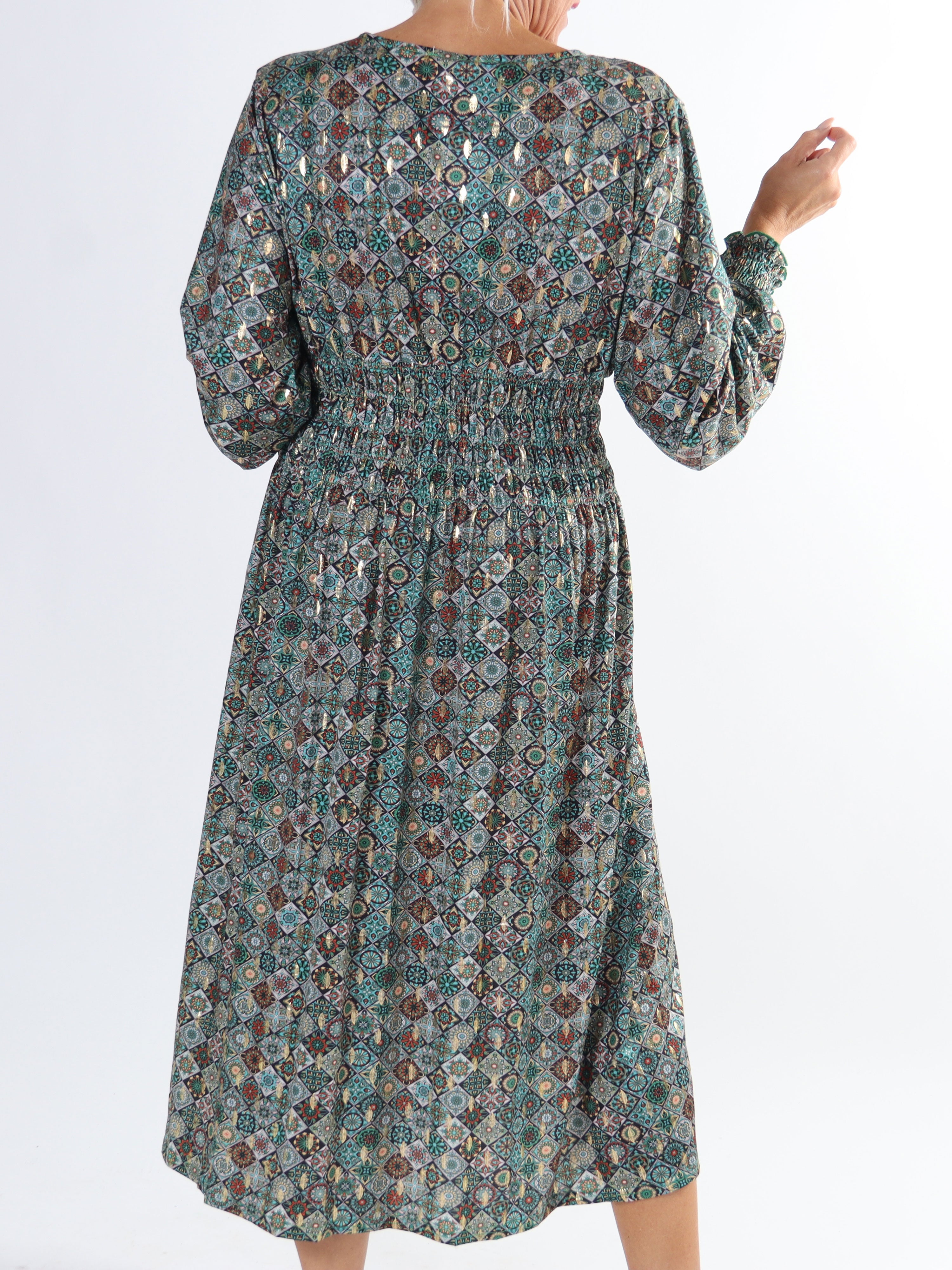 Pams Mosaic Midi L/S - Plus size kjole i krølfrit stof med lange ærmer