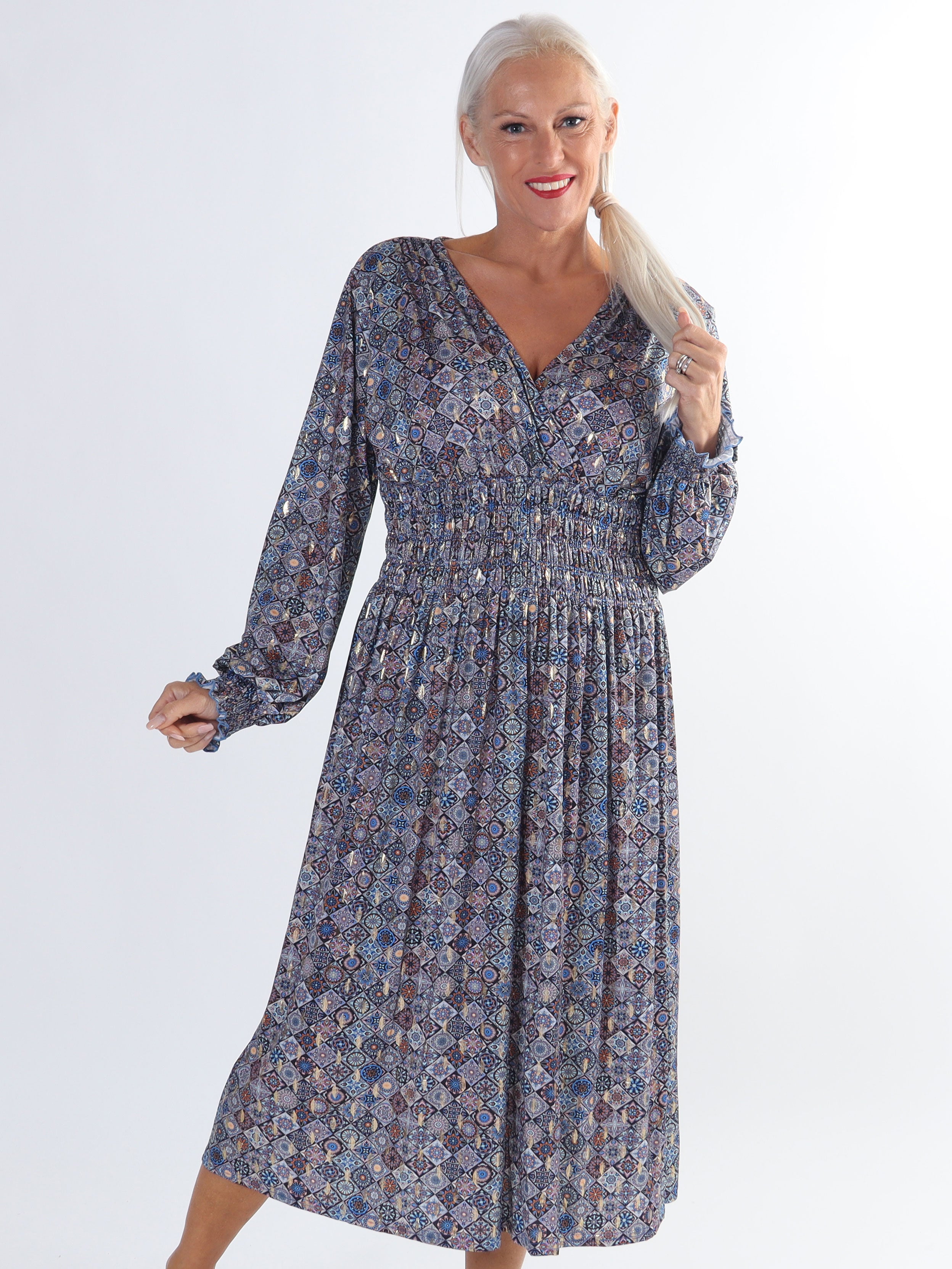 Pams Mosaic Midi L/S - Plus size kjole i krølfrit stof med lange ærmer