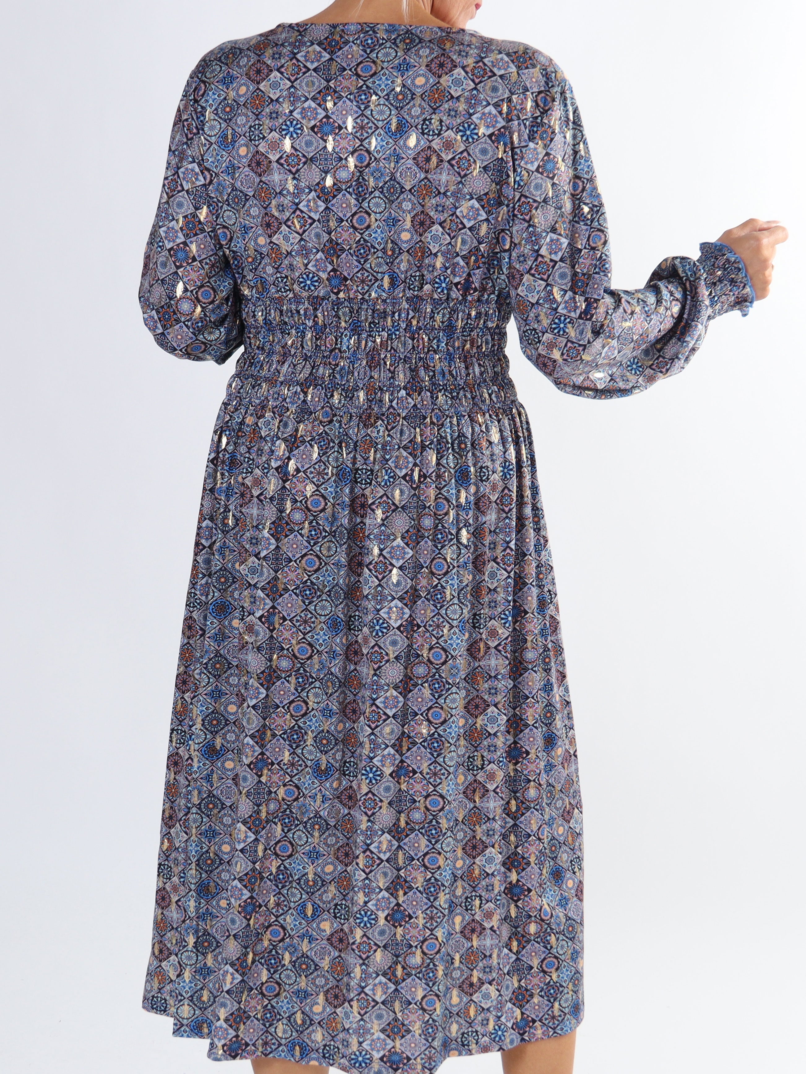 Pams Mosaic Midi L/S - Plus size kjole i krølfrit stof med lange ærmer