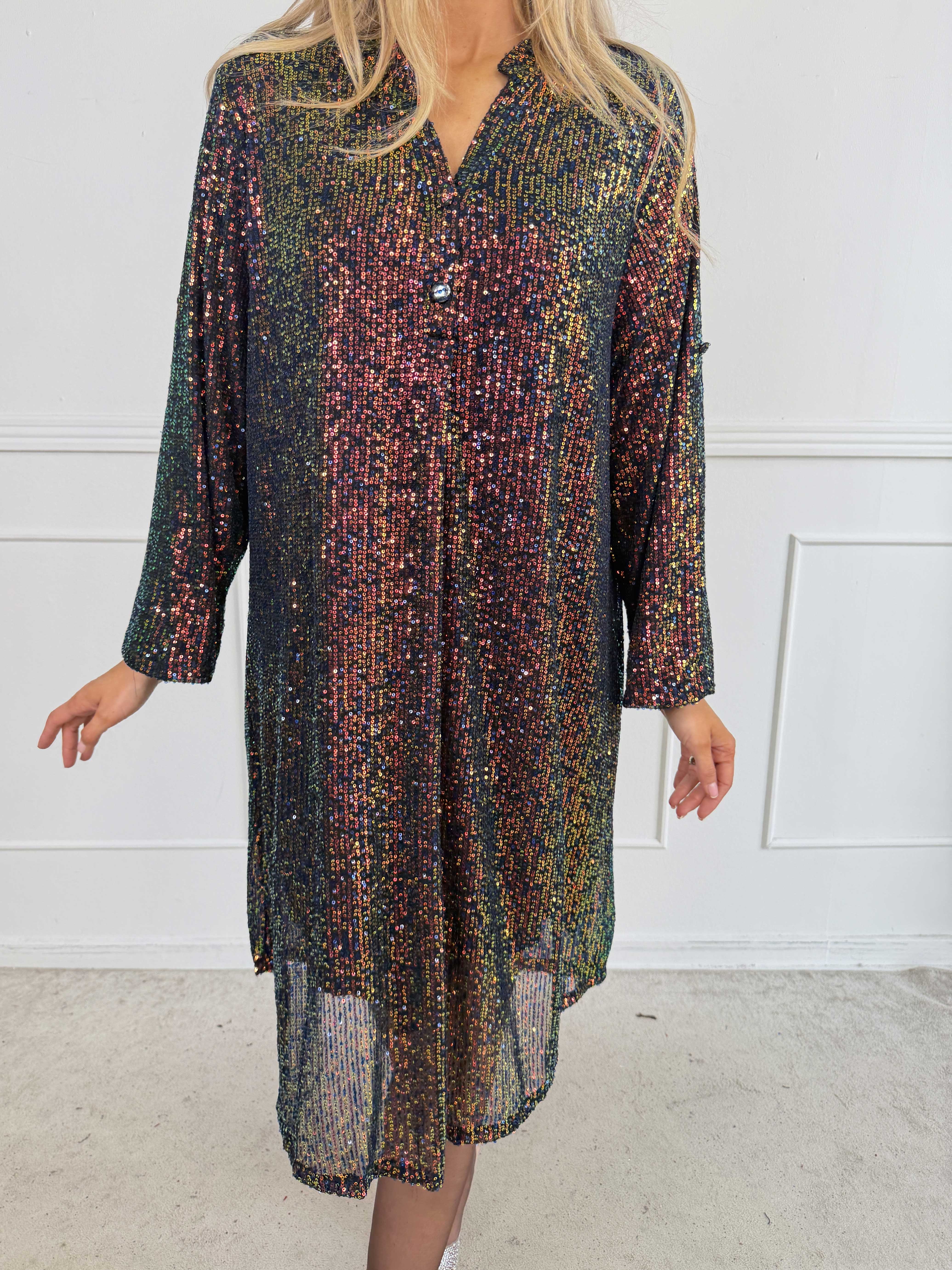 Ebba Glitter - Pailletkjole med knapper ved udskæringen, der giver et elegant look