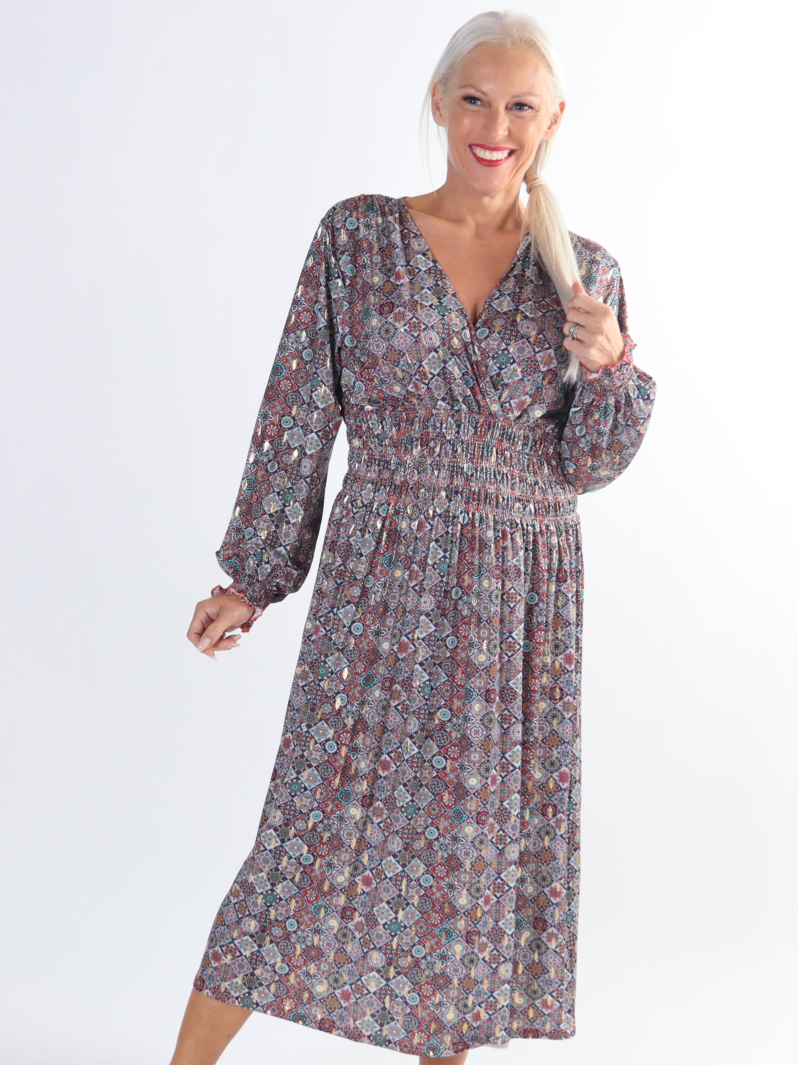 Pams Mosaic Midi L/S - Plus size kjole i krølfrit stof med lange ærmer