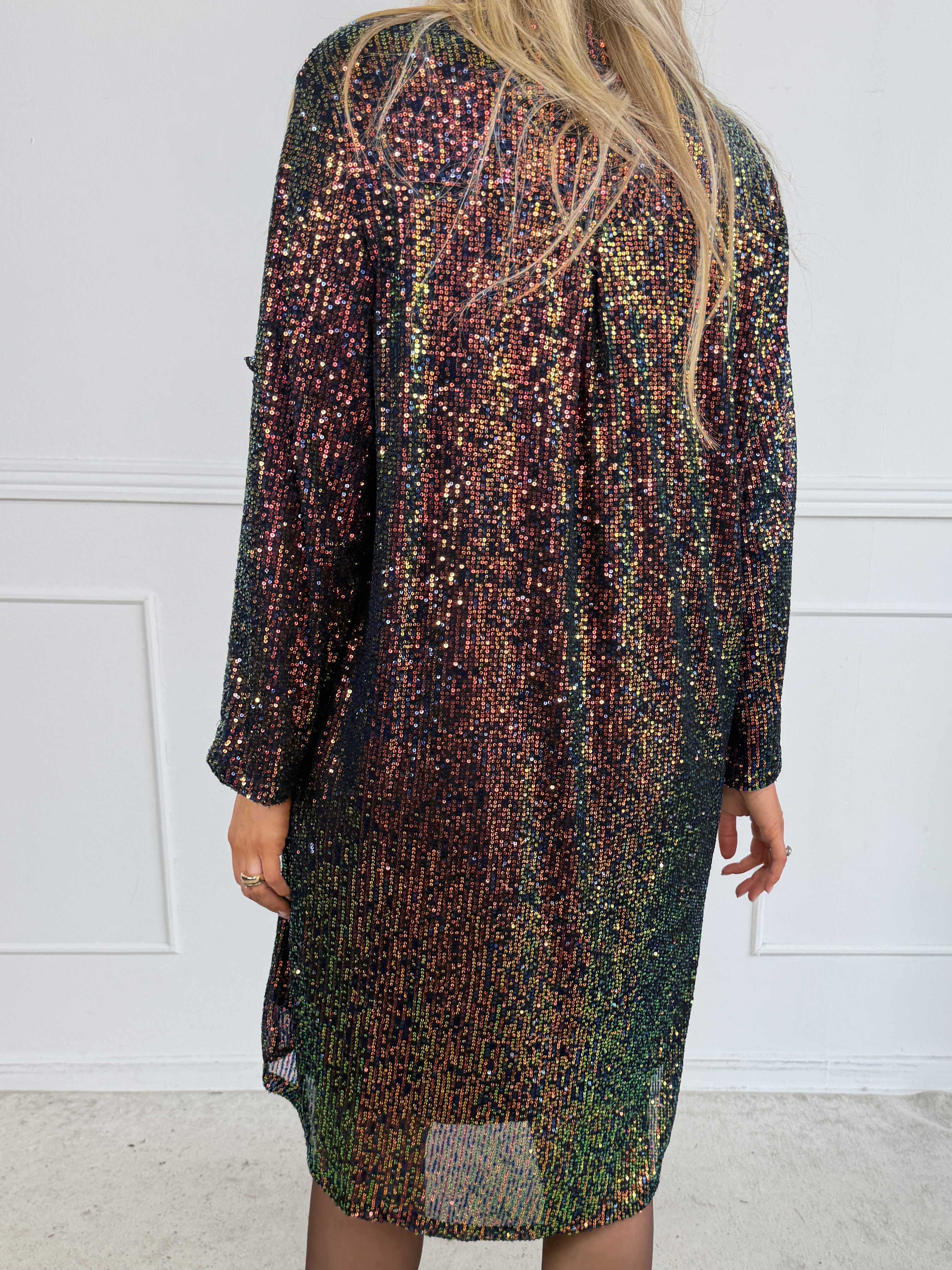 Ebba Glitter - Pailletkjole med knapper ved udskæringen, der giver et elegant look