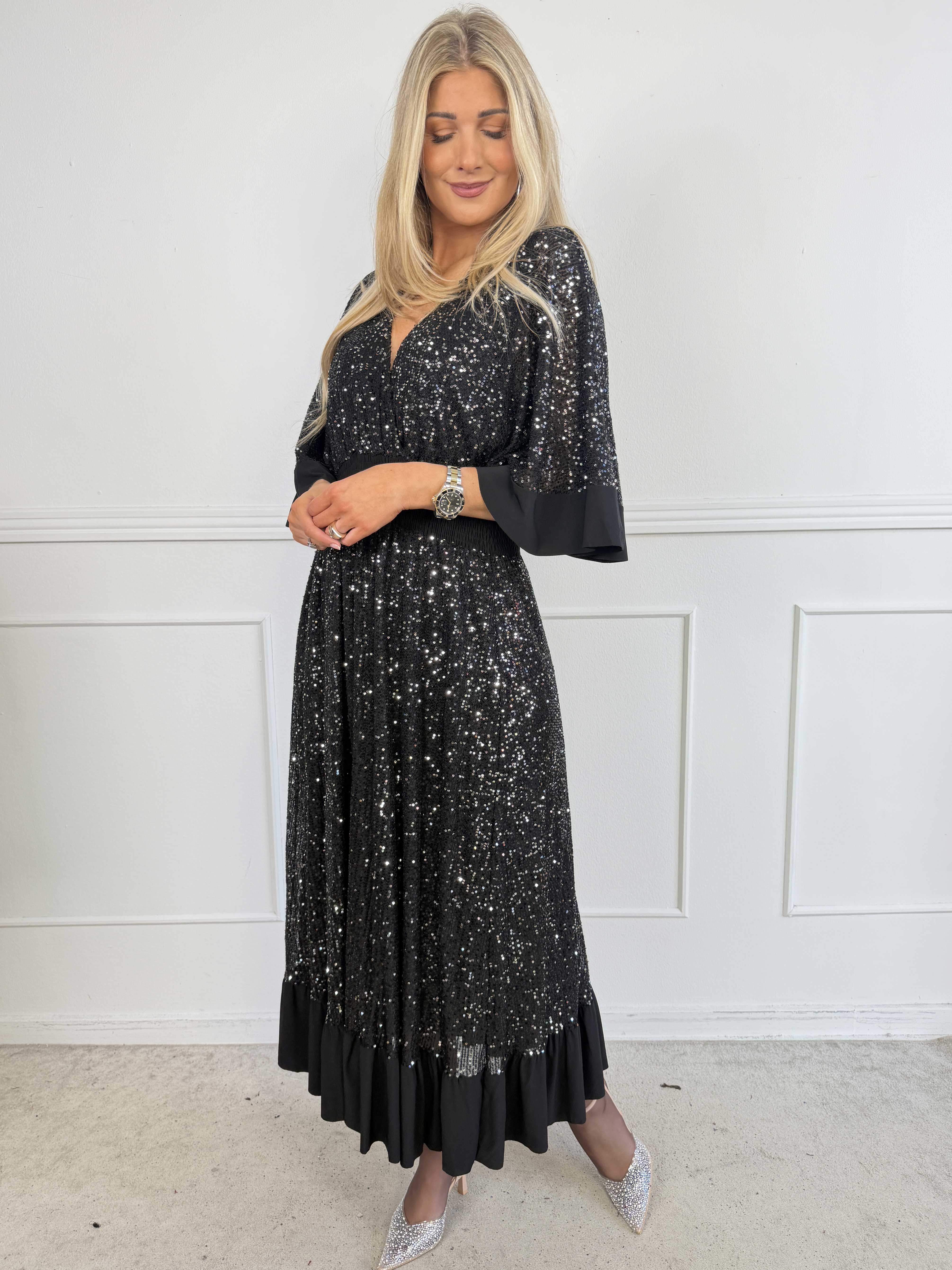 Pamela Glitter - Lang plus size pailletkjole med flæser og smock