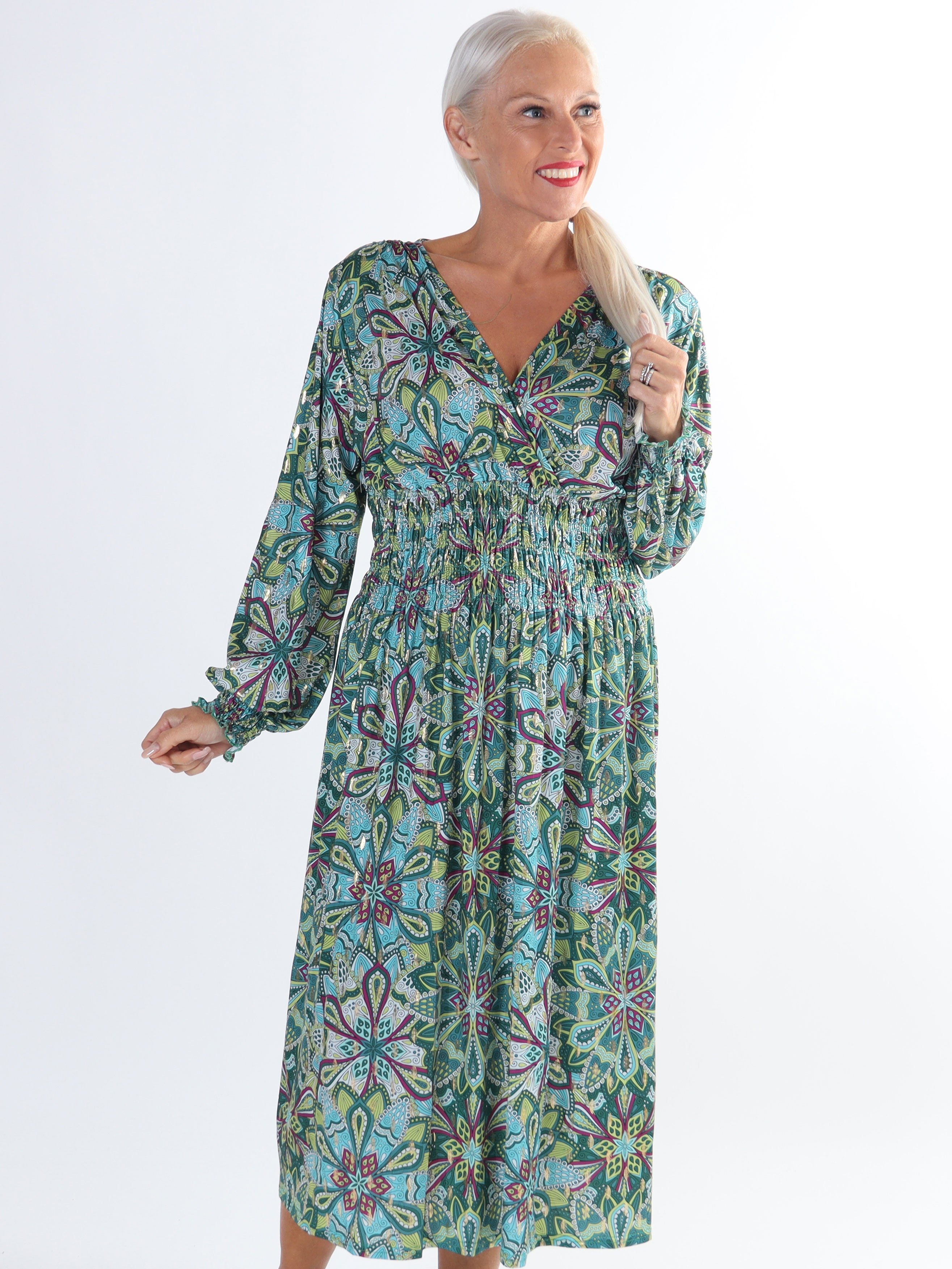 Pams Multi Midi L/S - Plus size kjole i krølfrit stof med lange ærmer