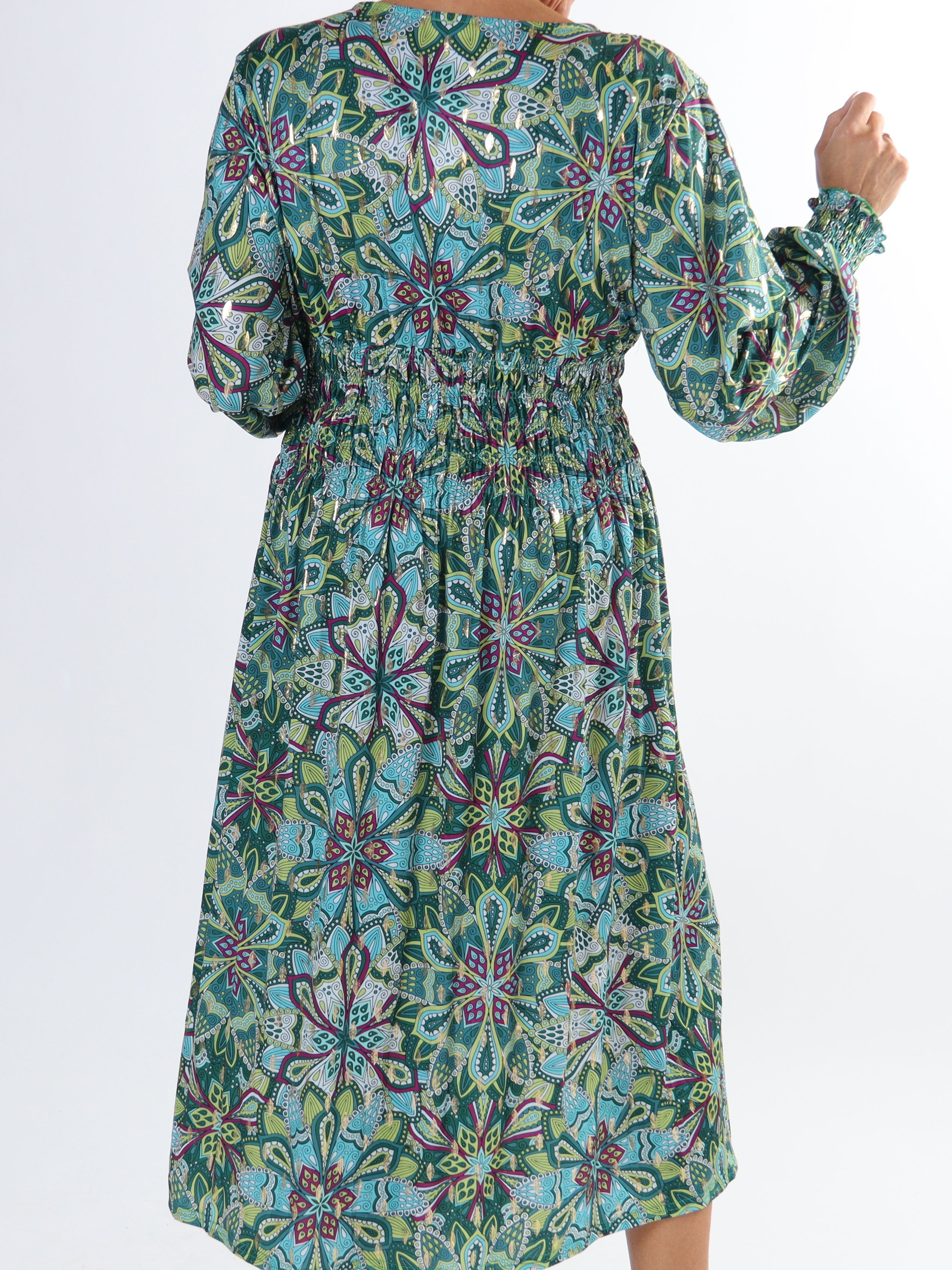 Pams Multi Midi L/S - Plus size kjole i krølfrit stof med lange ærmer