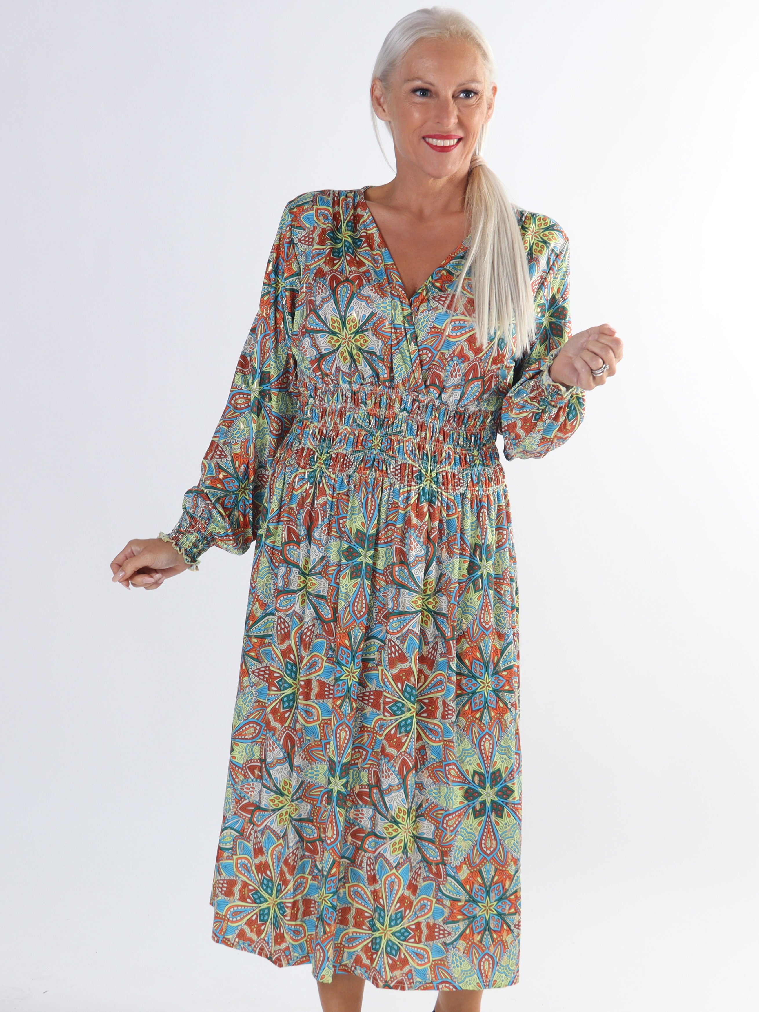 Pams Multi Midi L/S - Plus size kjole i krølfrit stof med lange ærmer