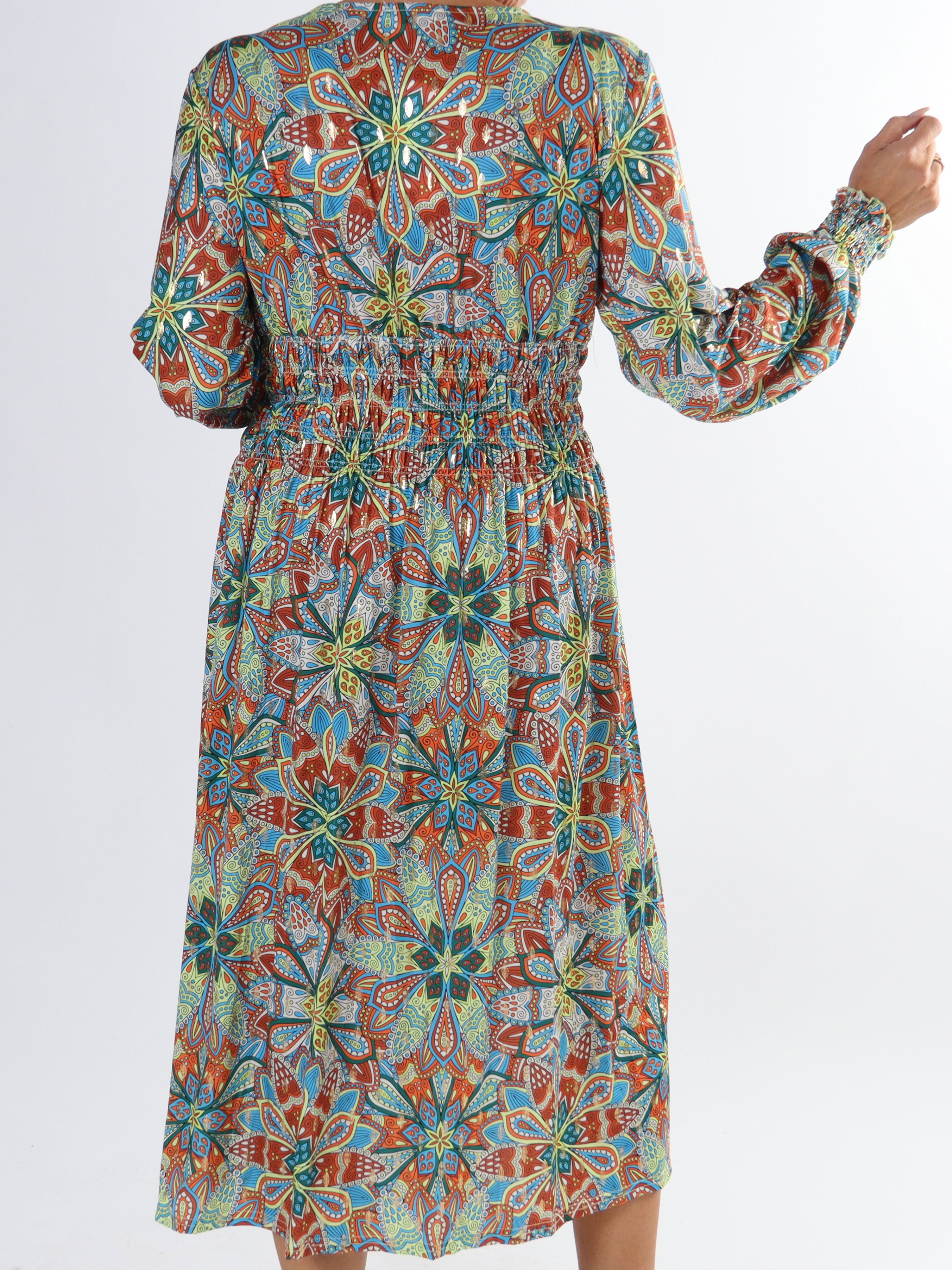 Pams Multi Midi L/S - Plus size kjole i krølfrit stof med lange ærmer