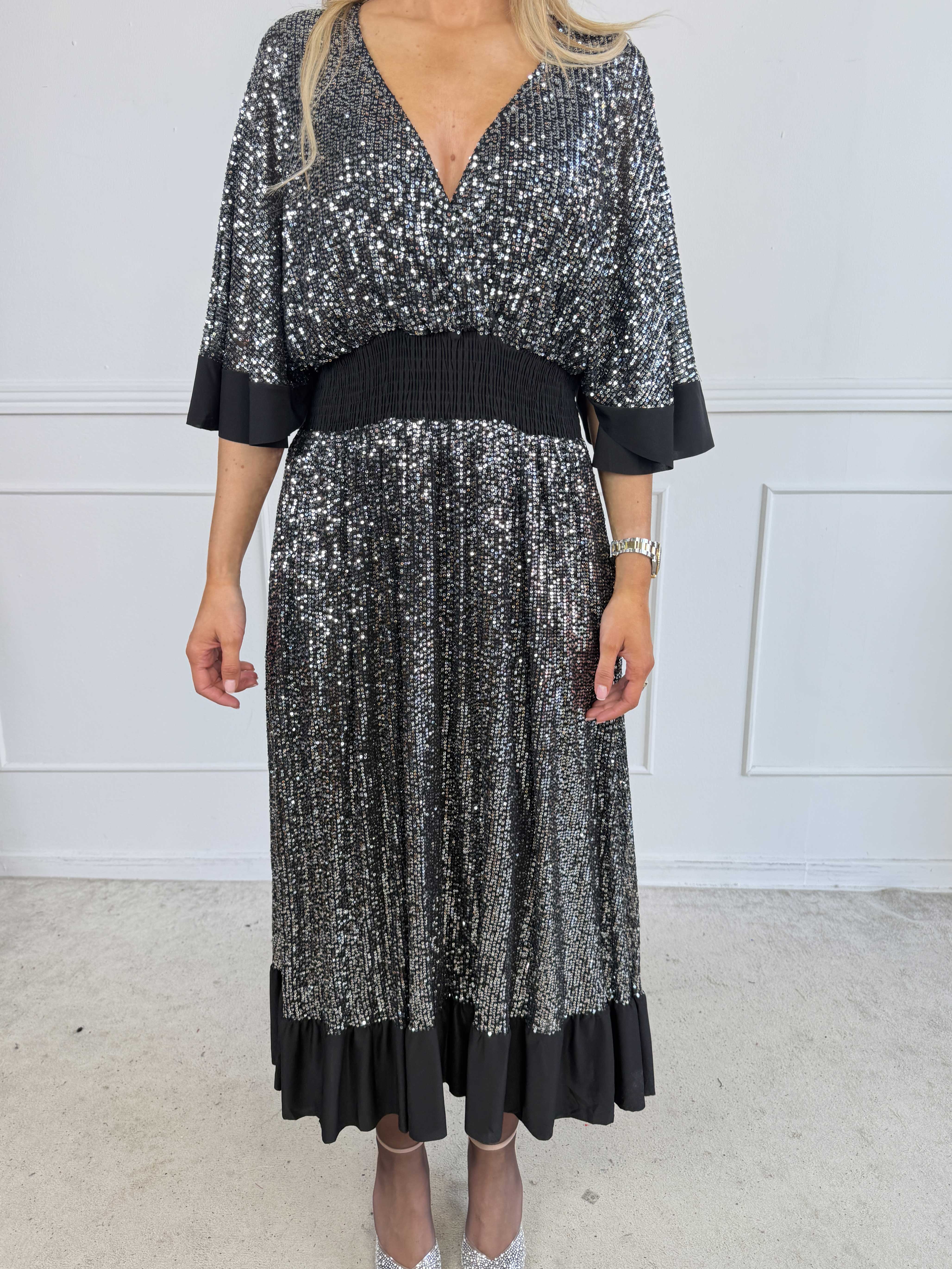 Pamela Glitter - Lang pailletkjole med flæser og smock