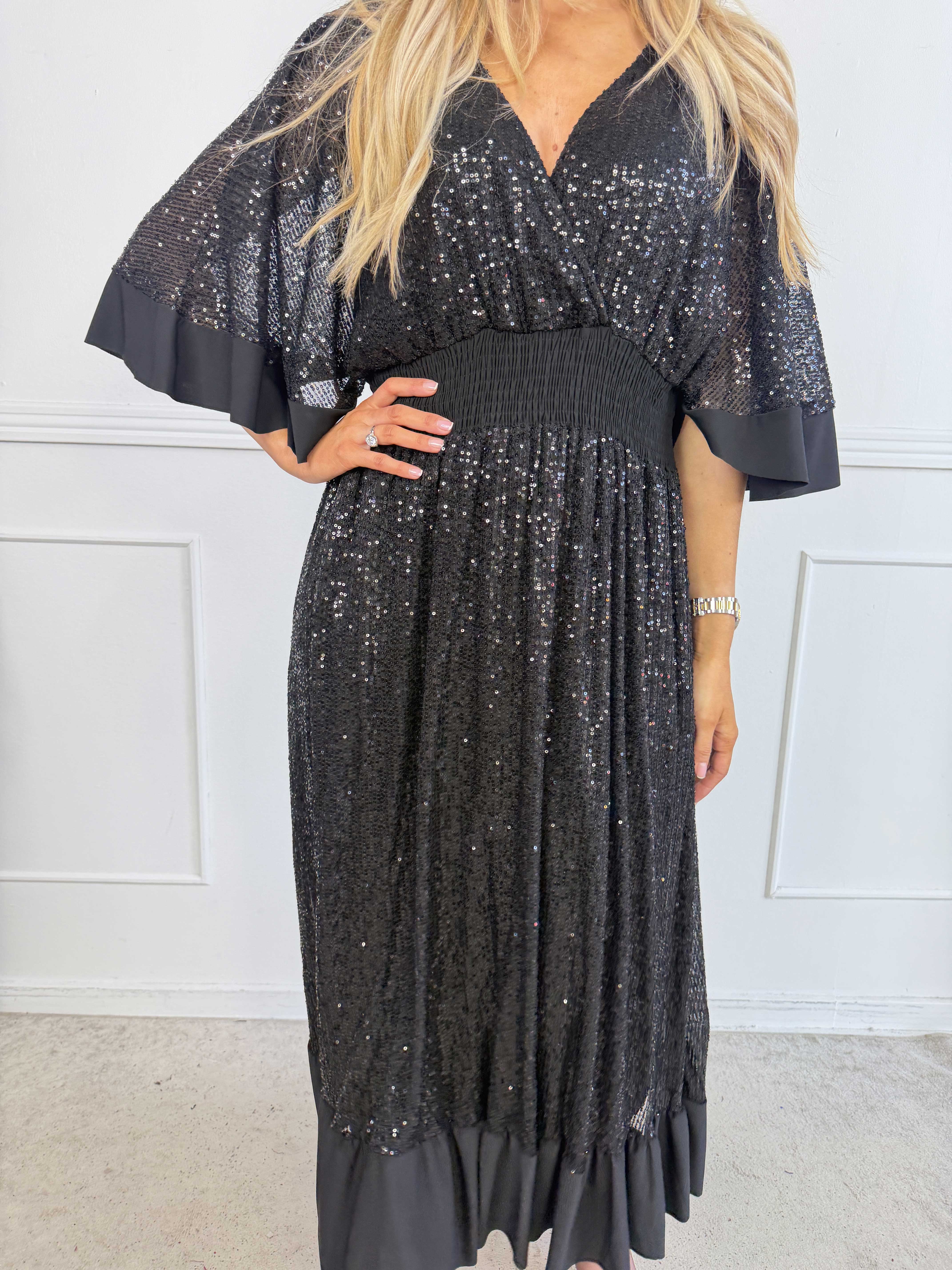 Pamela Glitter - Lang pailletkjole med flæser og smock