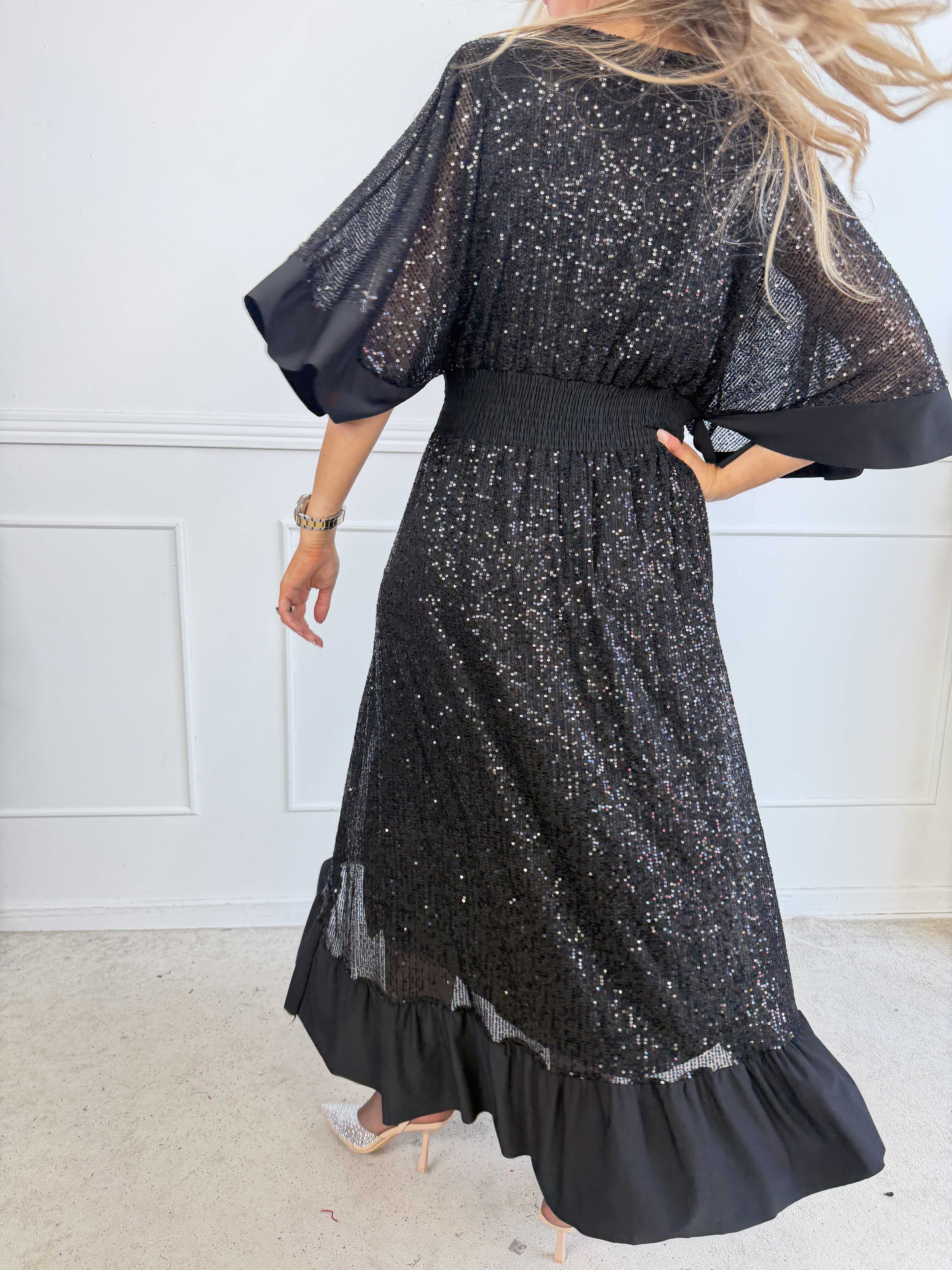 Pamela Glitter - Lang pailletkjole med flæser og smock